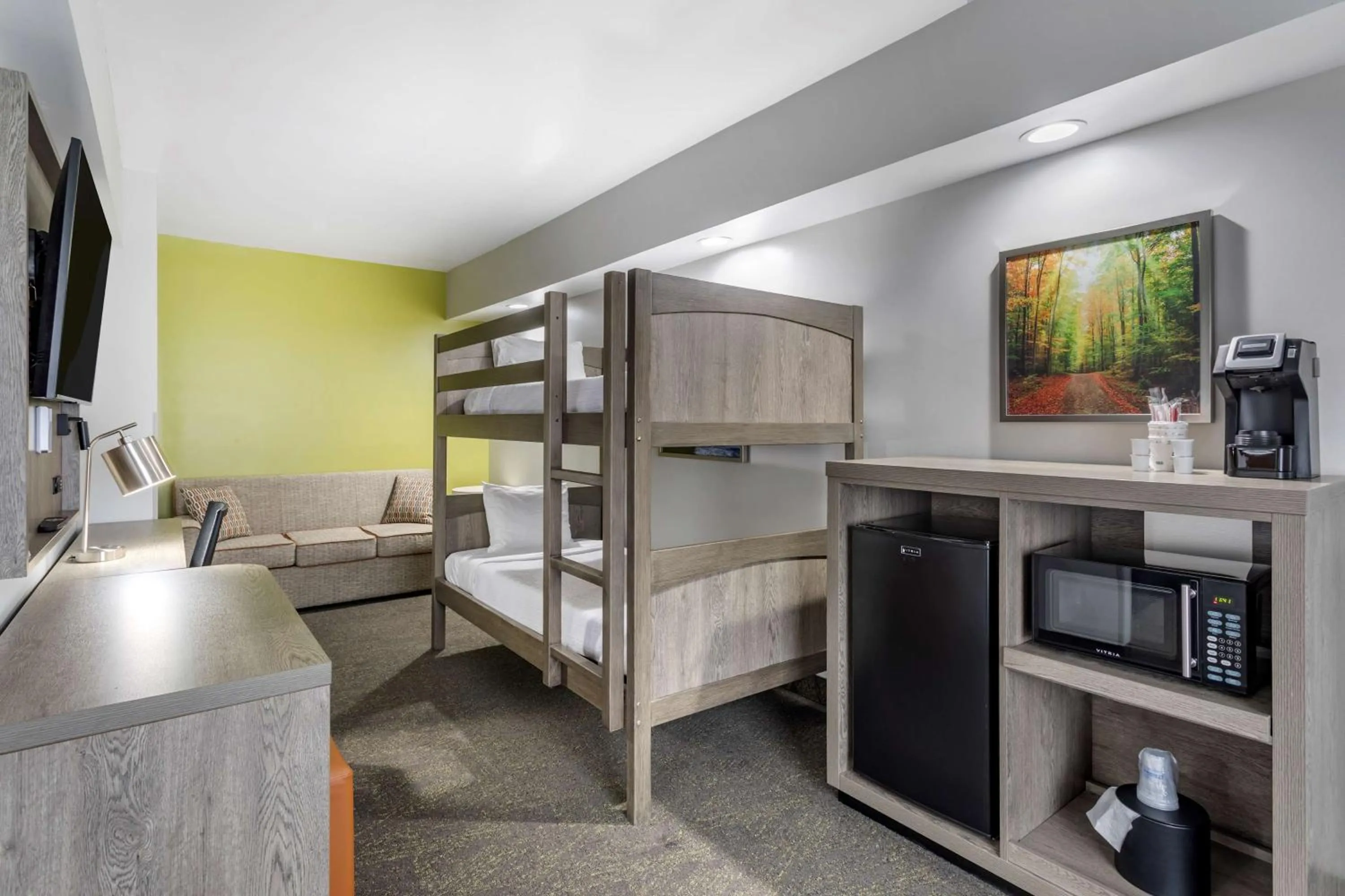 King Suite with Bunk Bed and Balcony - Non-Smoking in Best Western Plus Apple Valley Lodge Pigeon Forge