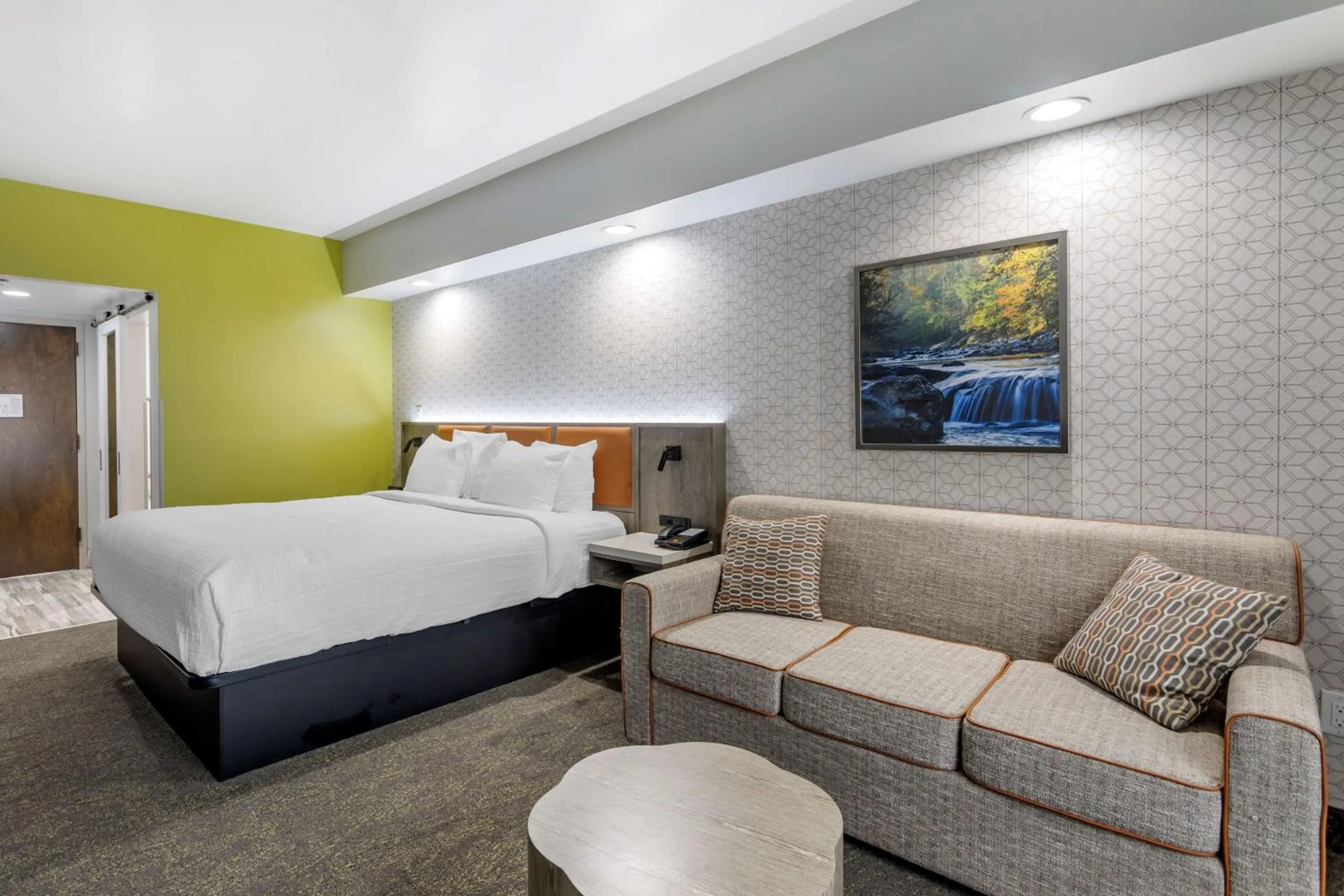 King Suite with Sofa Bed and Balcony in Best Western Plus Apple Valley Lodge Pigeon Forge