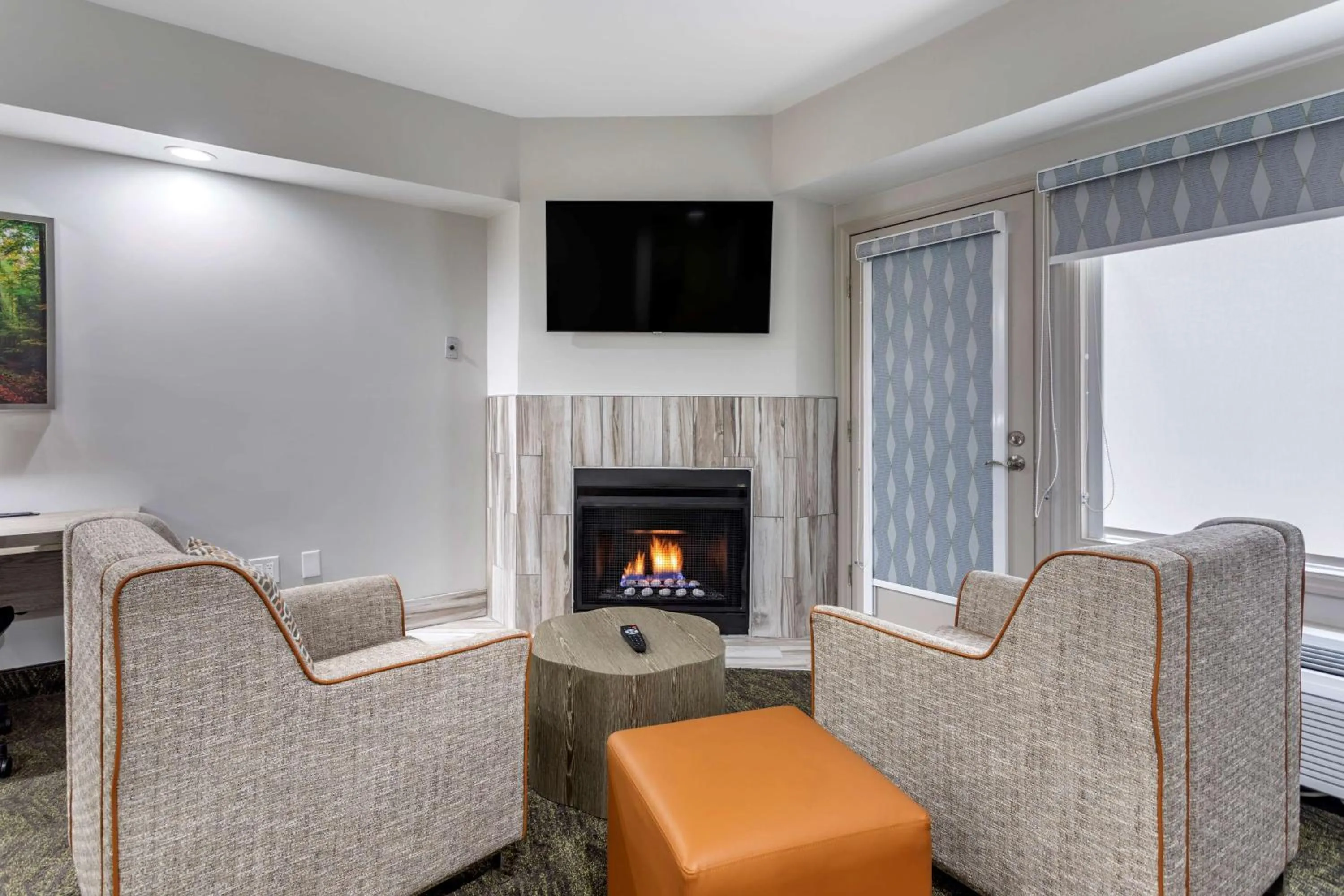 King Suite with Whirlpool and Balcony in Best Western Plus Apple Valley Lodge Pigeon Forge