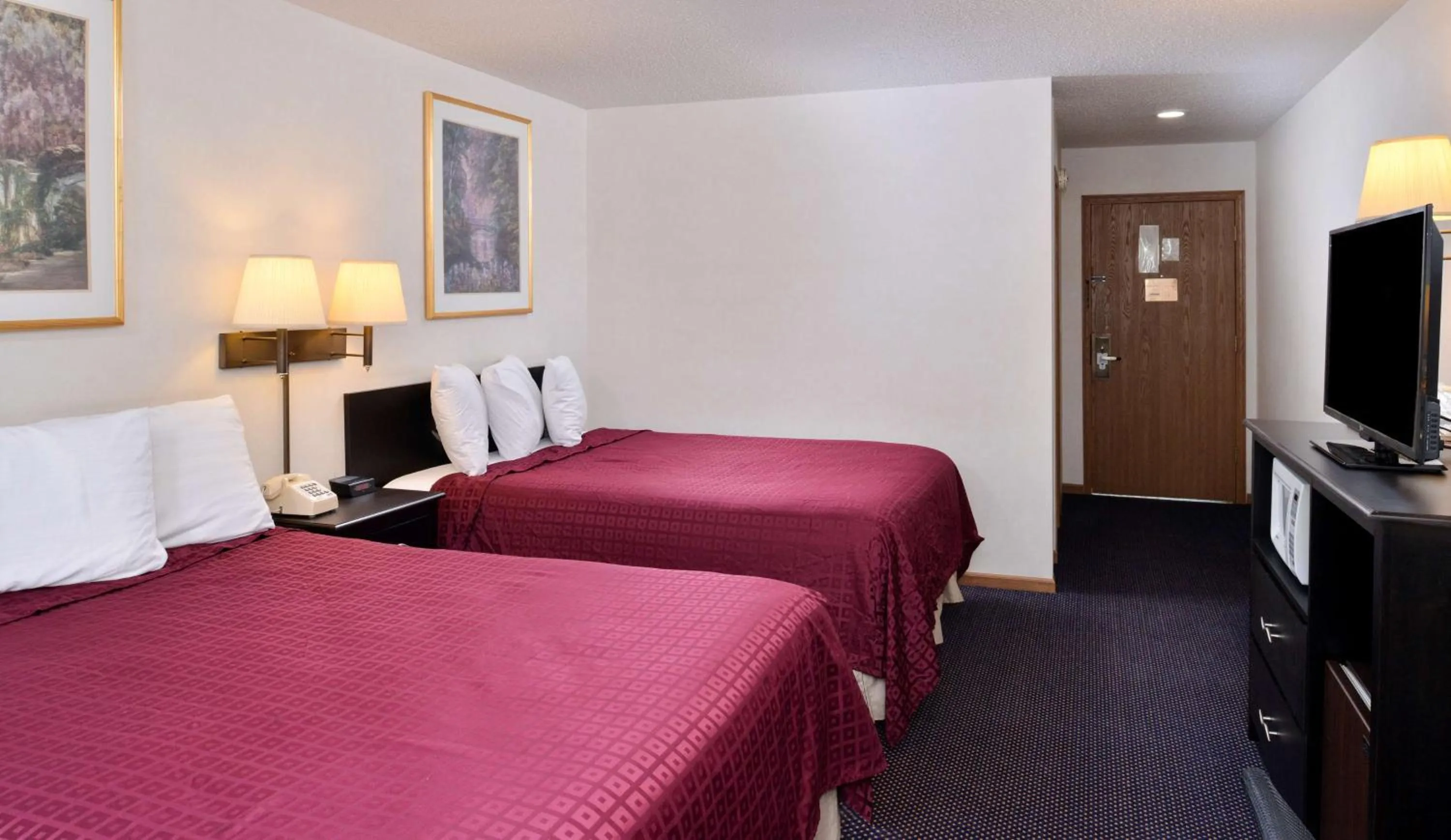 Queen Room with Two Queen Beds - Non-Smoking in Americas Best Value Inn Knob Noster