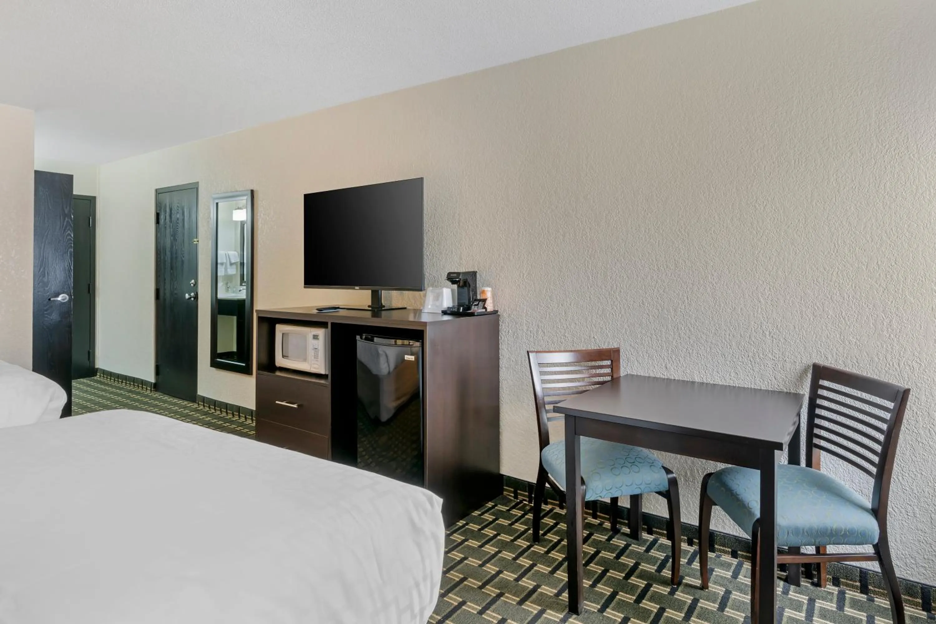 Large Quadruple Room with Two Queen Beds - Disability Access/Non Smoking in Clarion Pointe