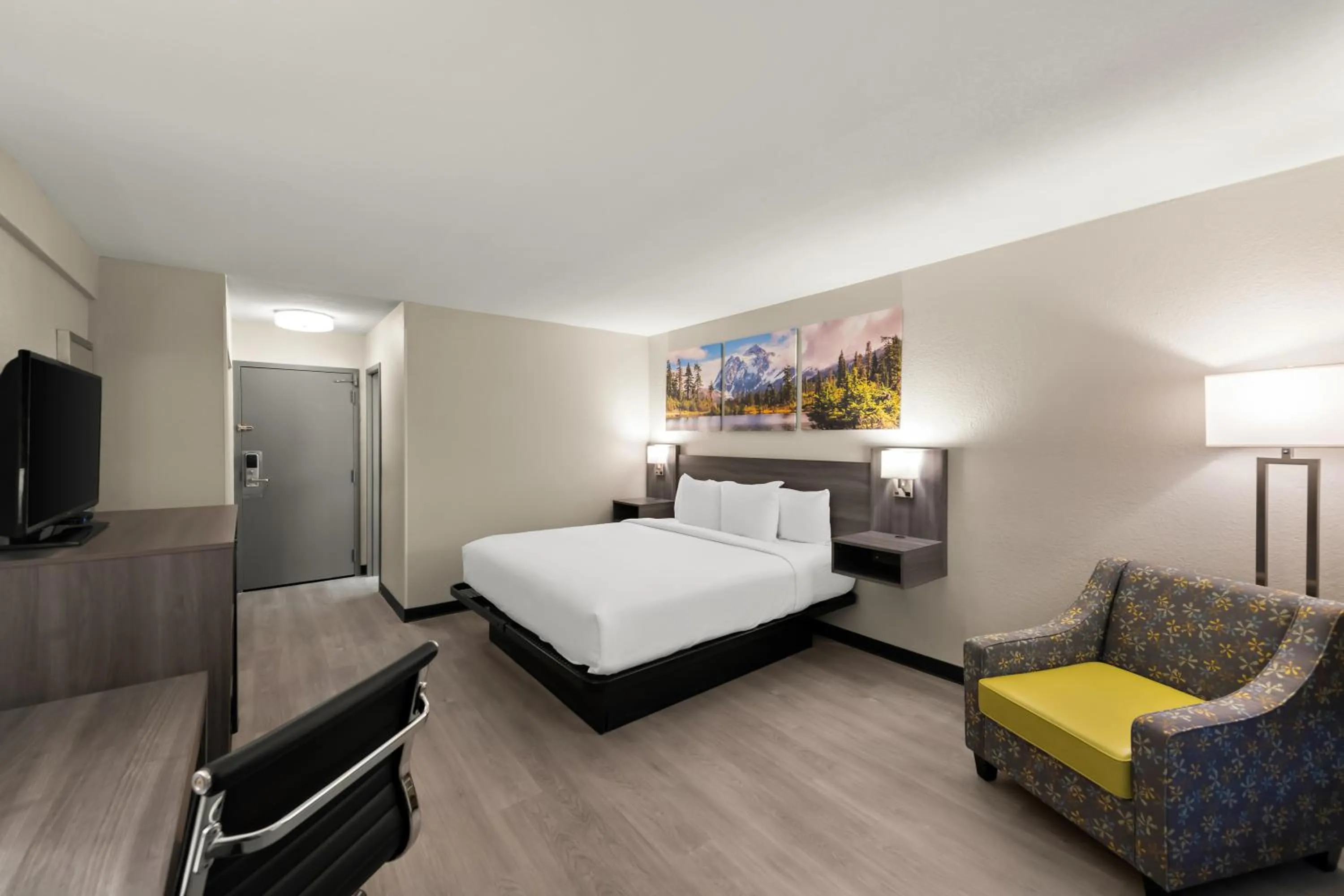 King Room with Balcony in Clarion Pointe Rhinelander Downtown