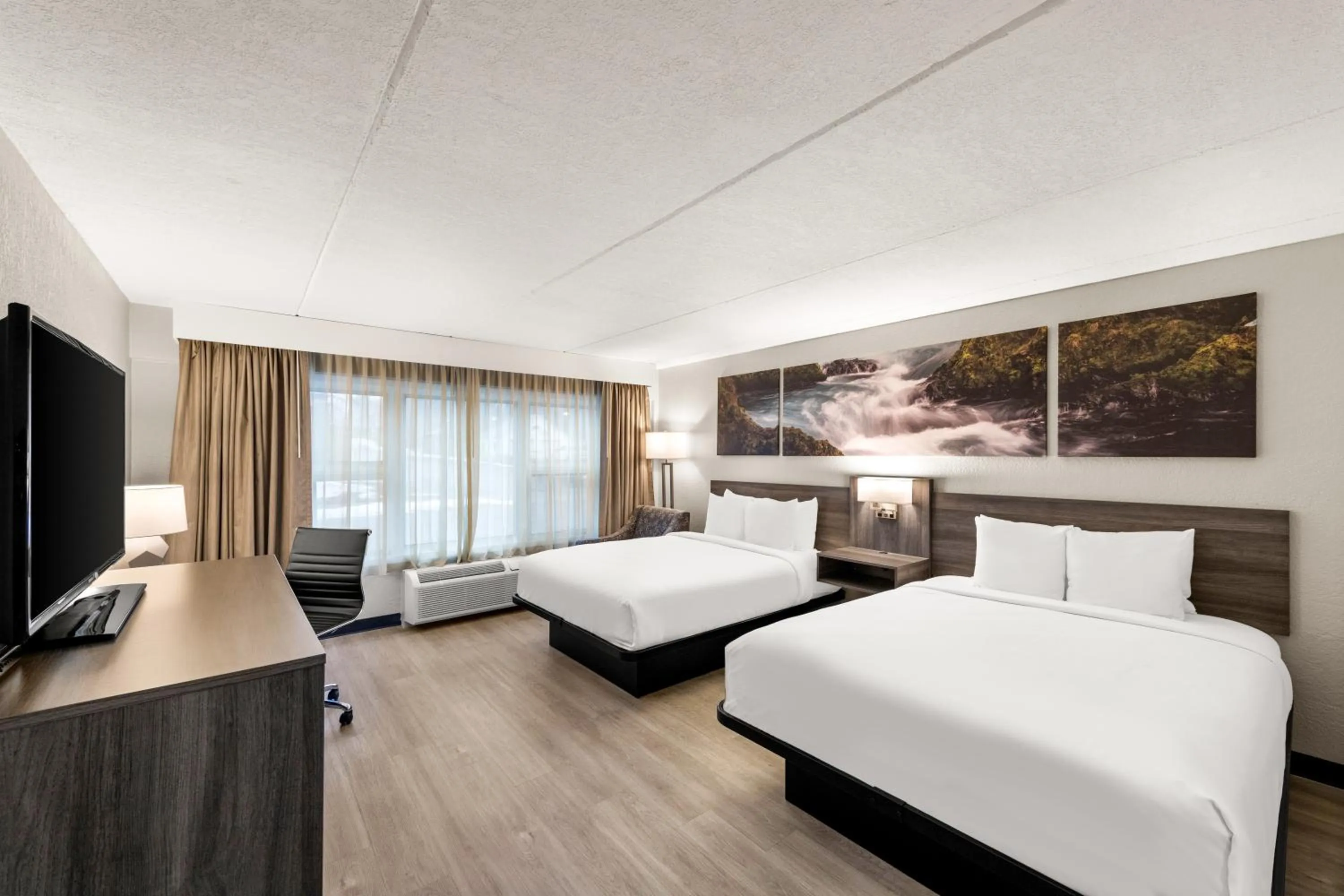 Queen Room with Two Queen Beds - Non-Smoking in Clarion Pointe Rhinelander Downtown