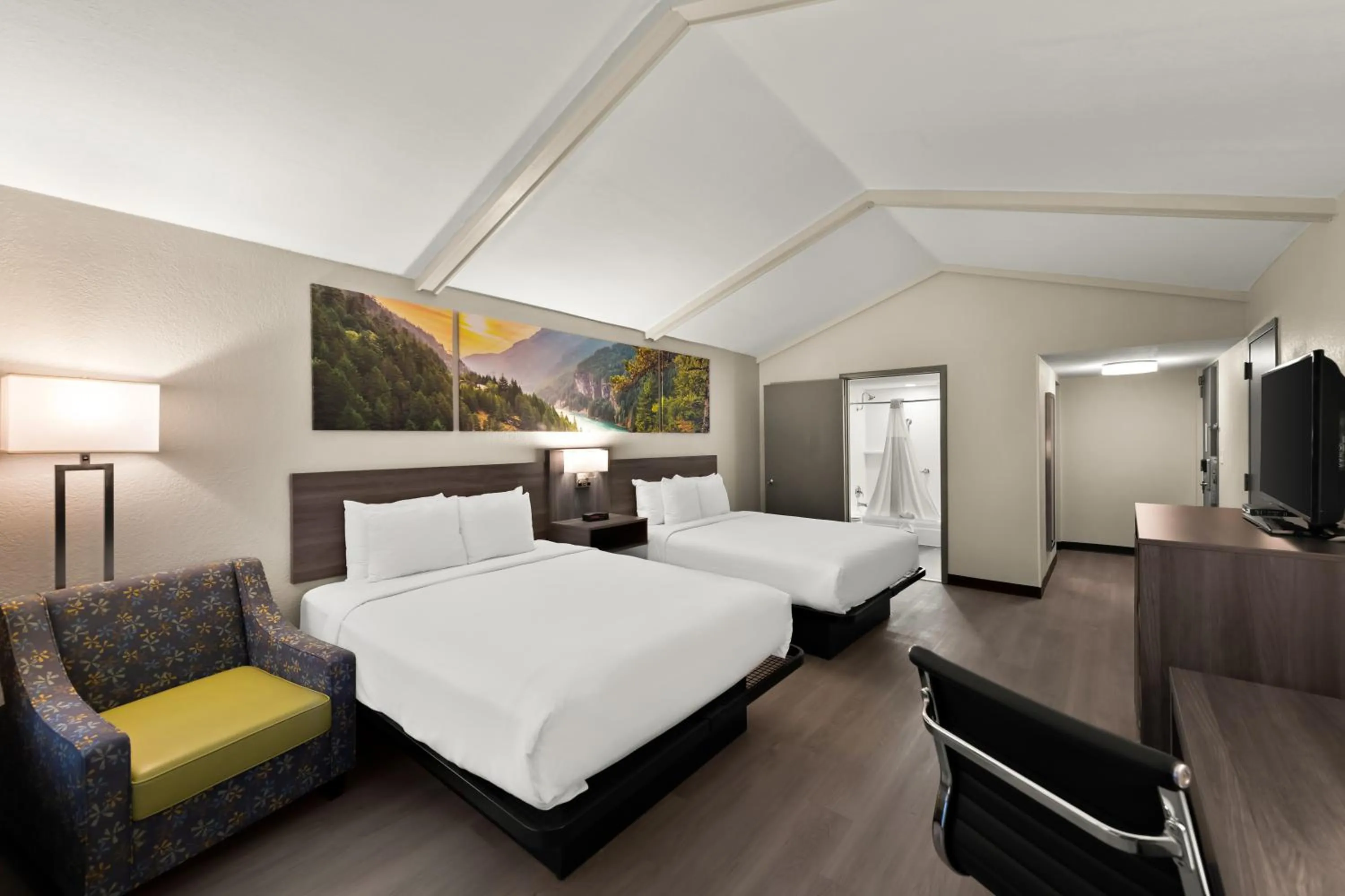 Queen Room with Two Queen Beds - Mobility Access/Non-Smoking in Clarion Pointe Rhinelander Downtown