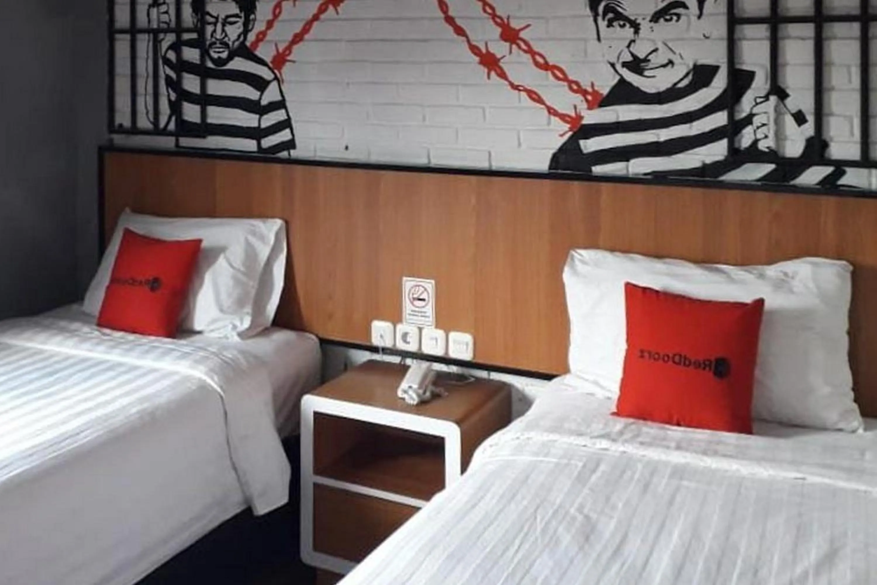 Deluxe Twin Room in RedDoorz Plus @ Doorman Guest House