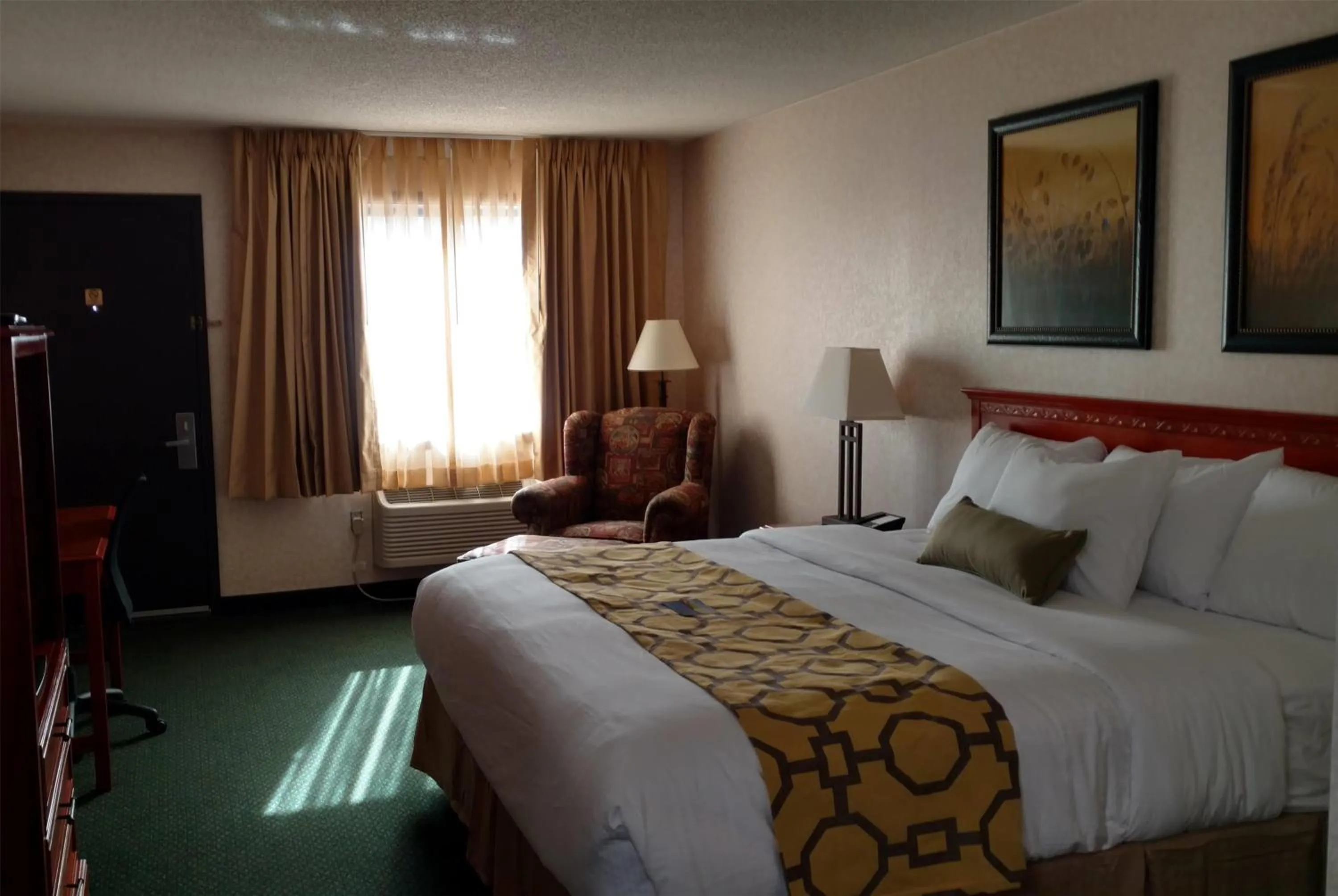 King Room with Roll-In Shower - Mobility Accessible/Non-Smoking in Baymont by Wyndham Oacoma