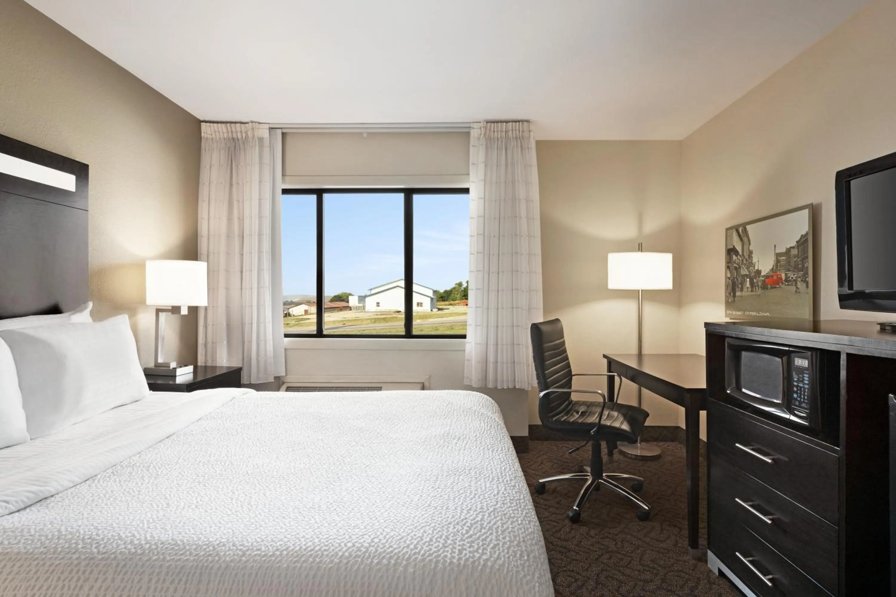 Queen Room in Carrollton Hotel