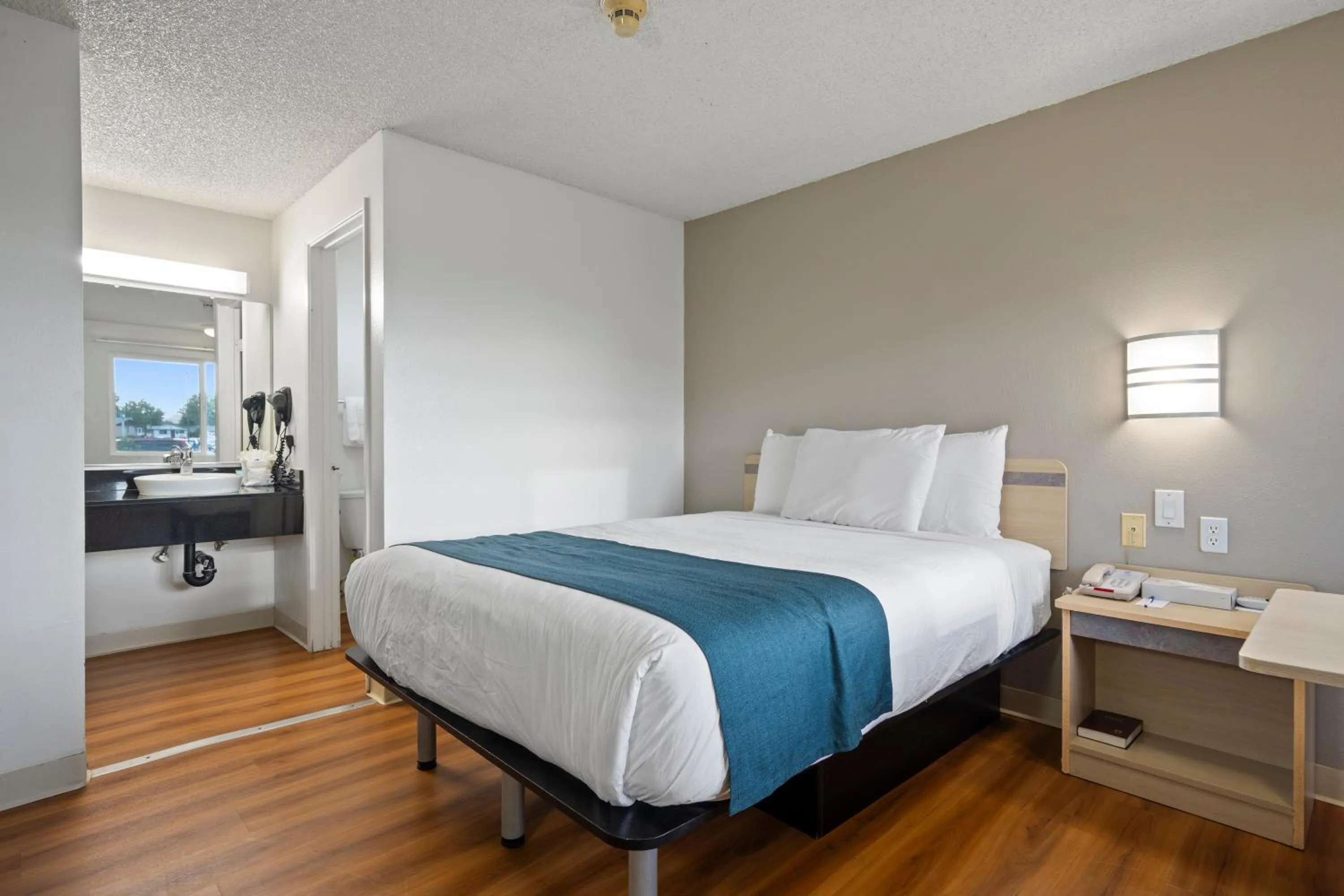 Queen Room - Non-Smoking in Motel 6 Clarkston WA