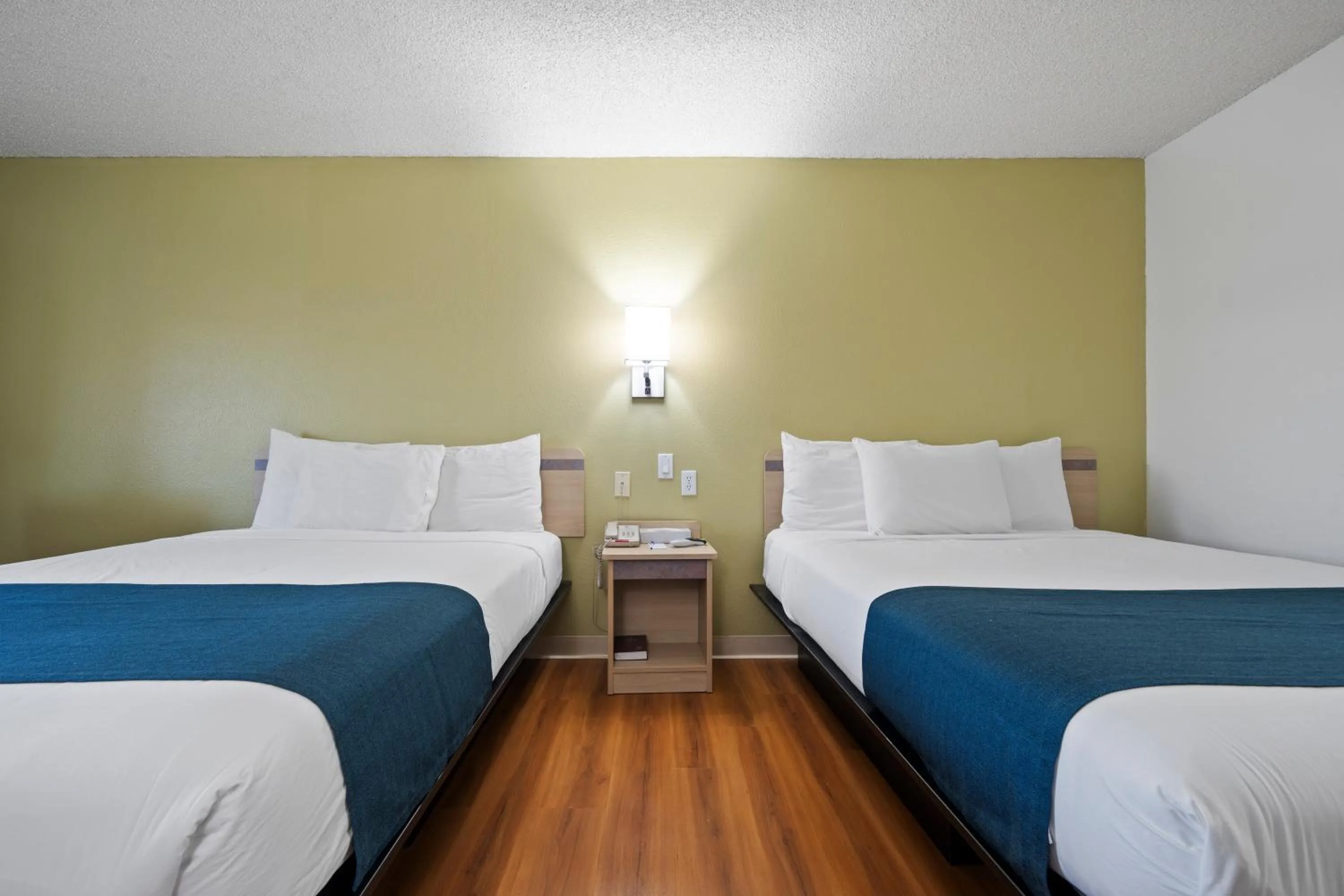 Queen Room with Two Queen Beds - Disability Access - Roll In Shower in Motel 6 Clarkston WA