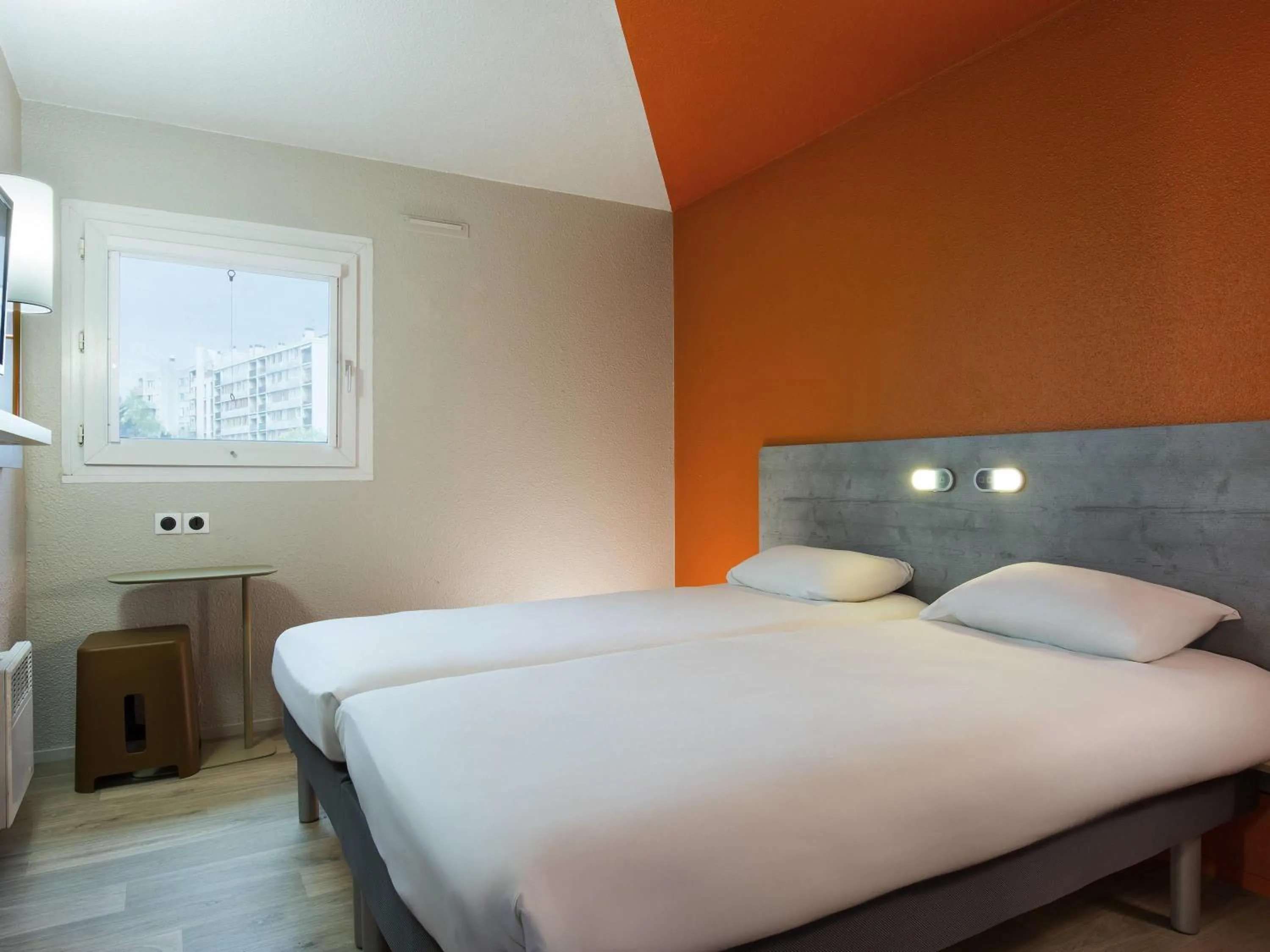 Room with 2 separate beds in Ibis Budget Fresnes Orly