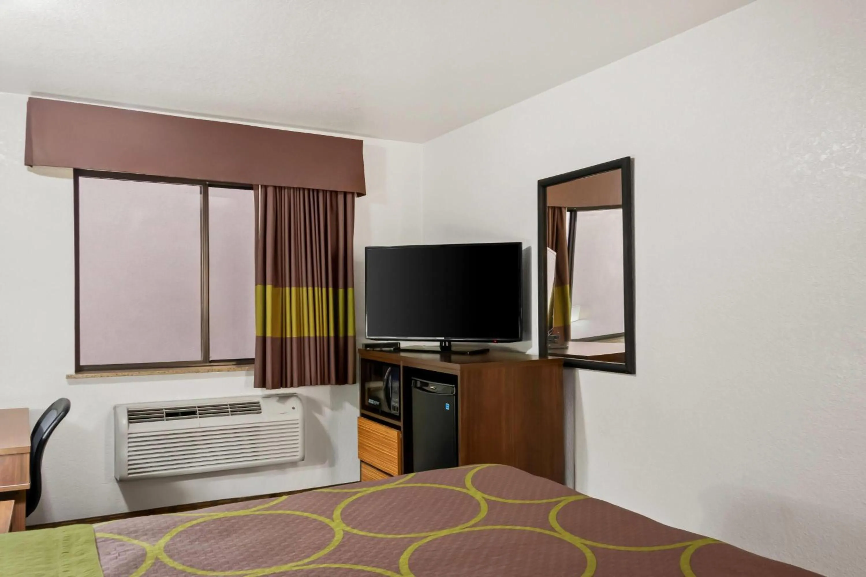 Queen Room - Non-Smoking in Super 8 by Wyndham Santa Rosa