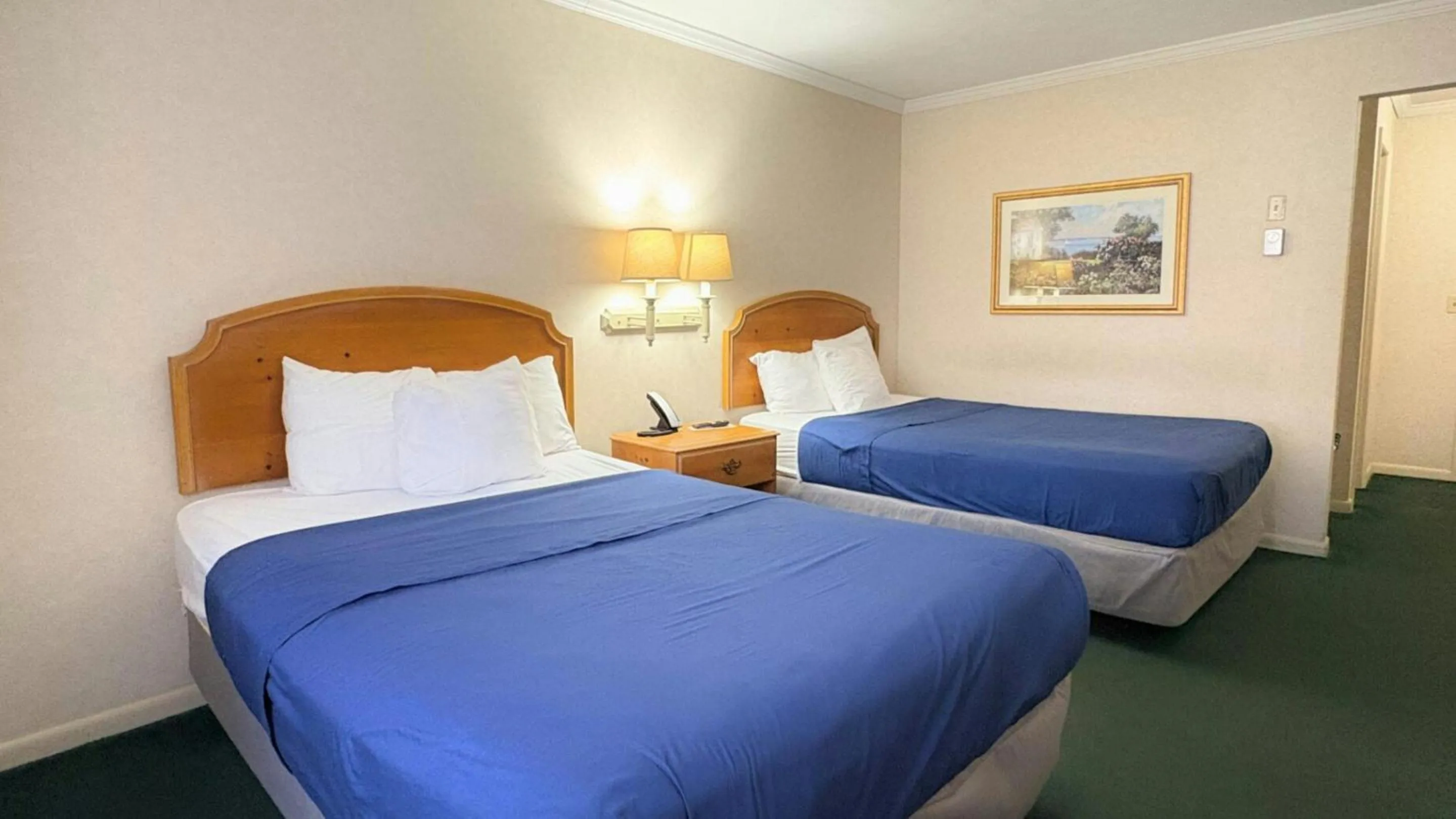 Deluxe Double Room in Magnuson Grand Pioneer Inn and Suites