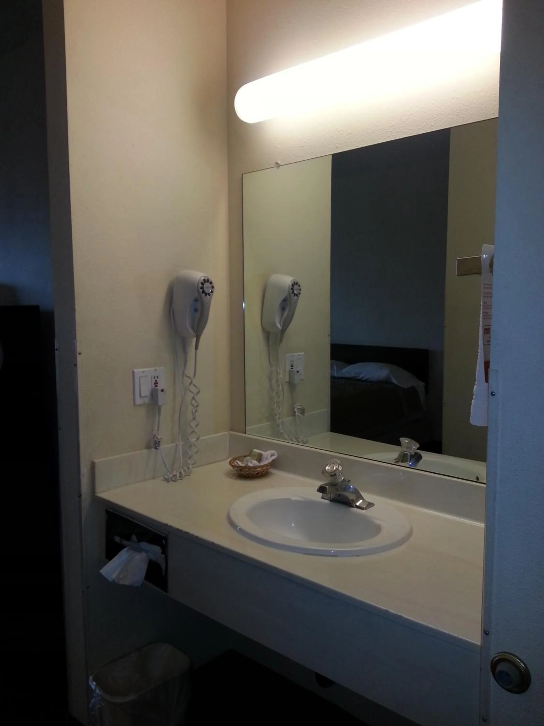 King Room - Disability Access - Non-Smoking in Super 8 by Wyndham Page/Lake Powell