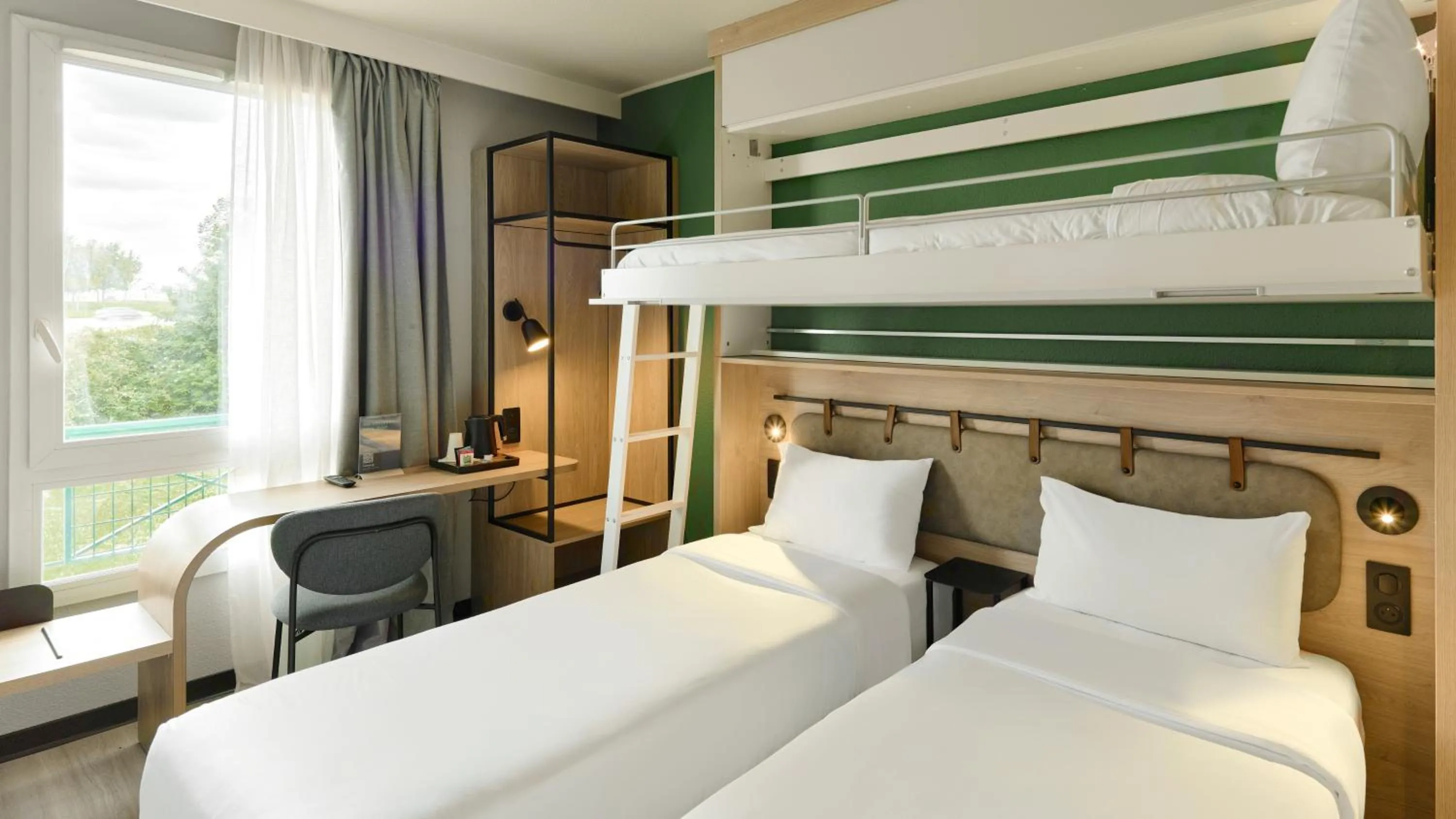 Standard Room - 1 Queen Bed 1 Bunk Bed in Campanile Marne la Vallée - Bussy Saint-Georges