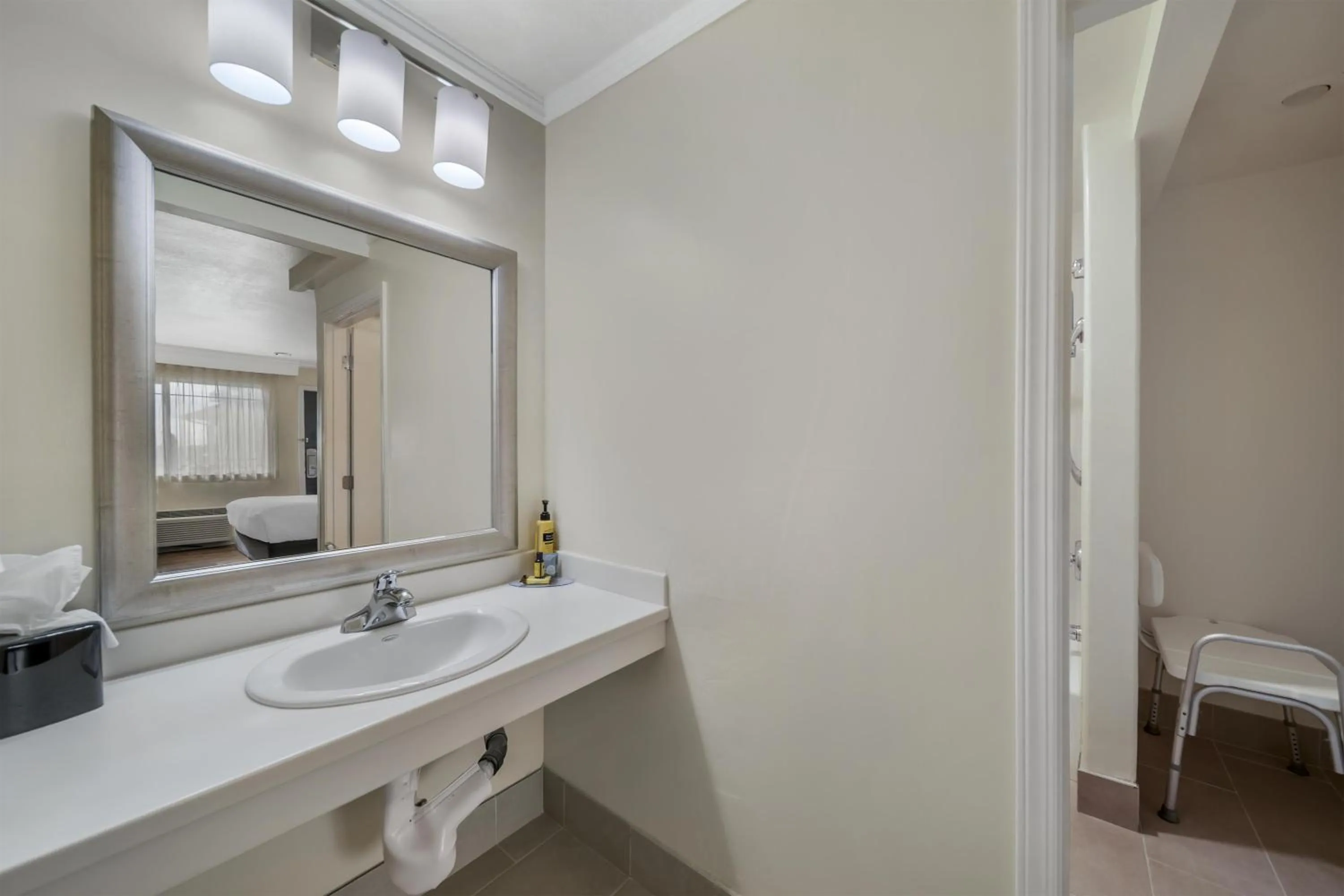 Queen Room with Bath Tub - Disability Access/Non-Smoking  in Best Western Plus Northwoods Inn