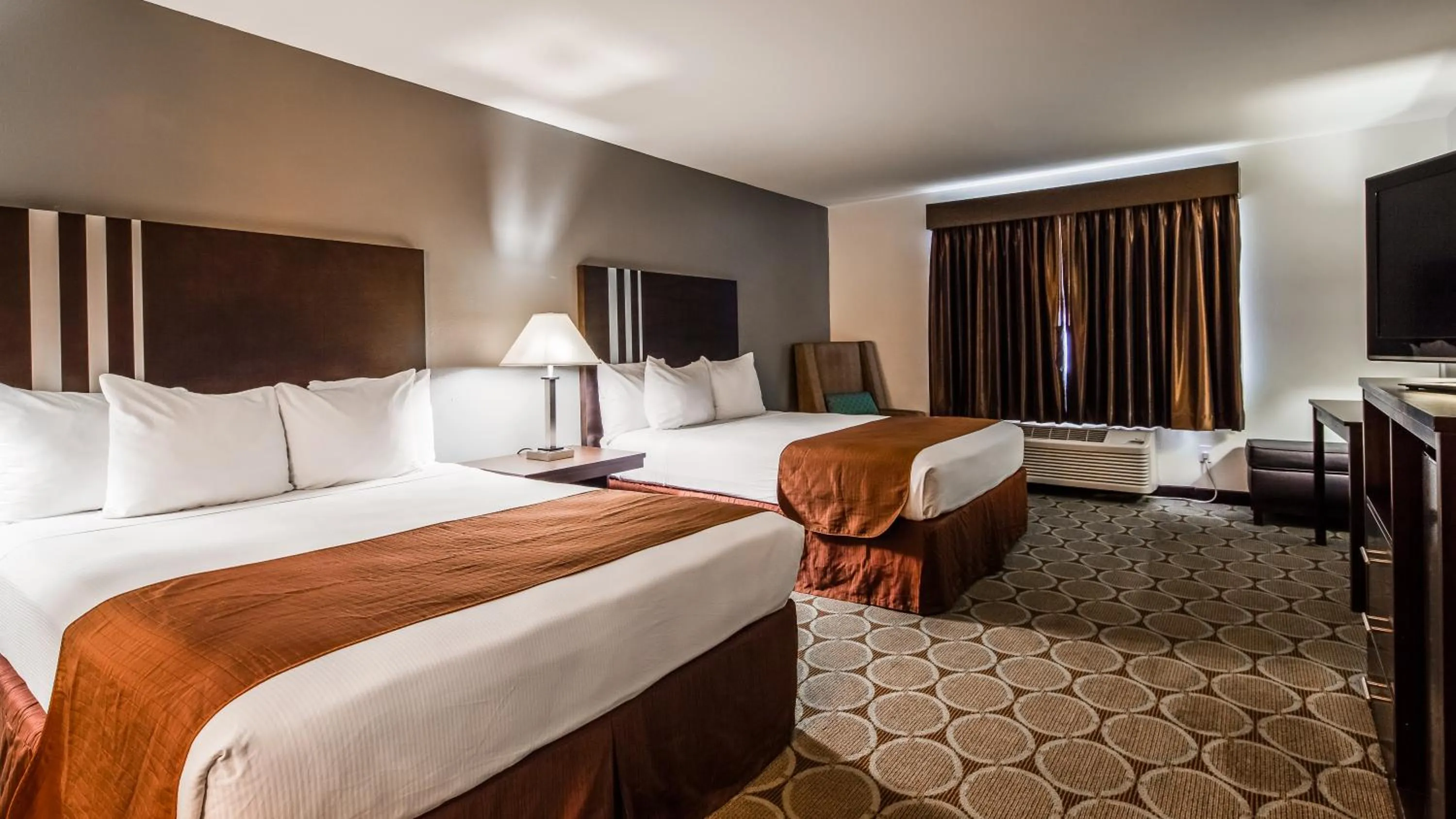 Queen Room with Two Queen Beds and Roll-In Shower - Mobility Access/Non-Smoking in Best Western Pahrump Oasis