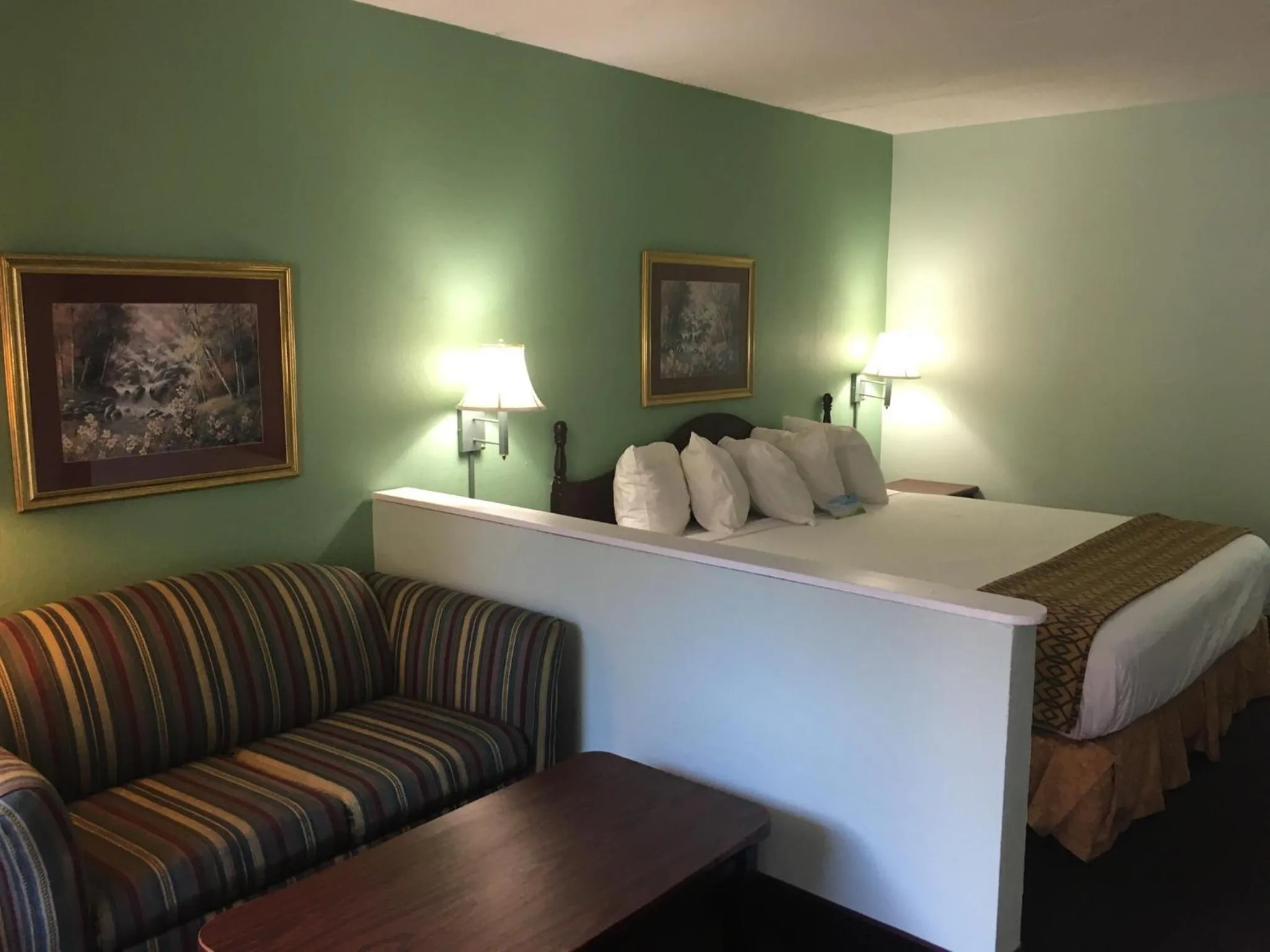 King Room - Non-Smoking in Days Inn by Wyndham Lavonia