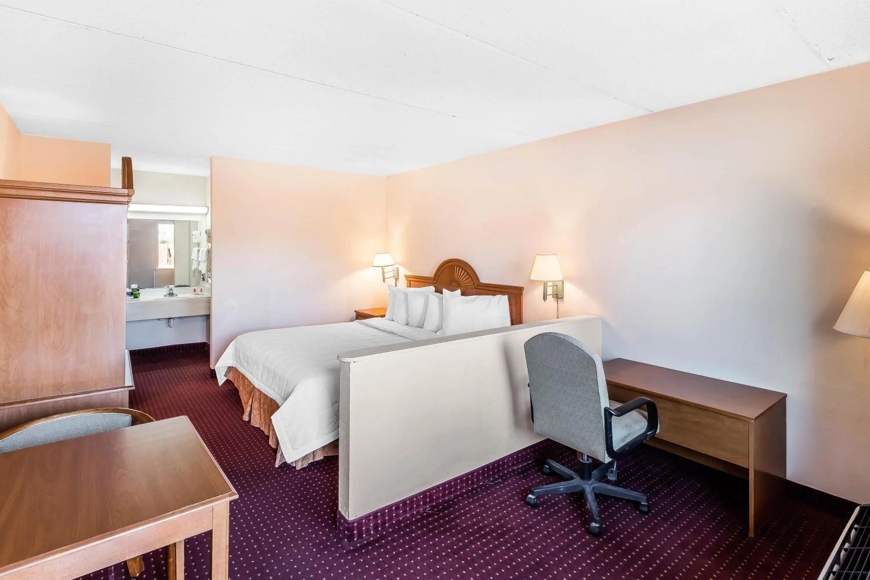 King Room - Mobility Access/Non-Smoking in Days Inn by Wyndham Lavonia