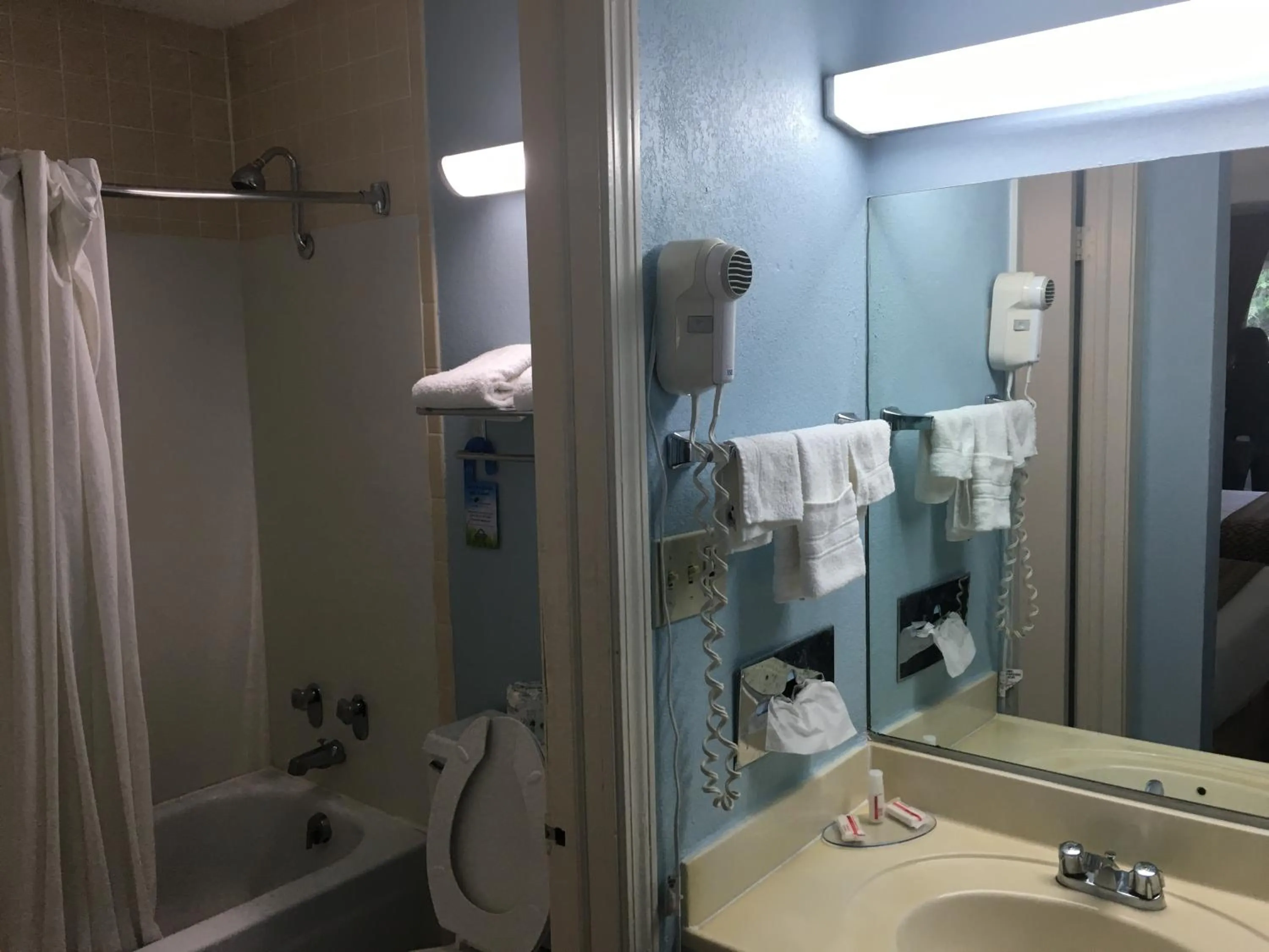 King Room - Smoking  in Days Inn by Wyndham Lavonia