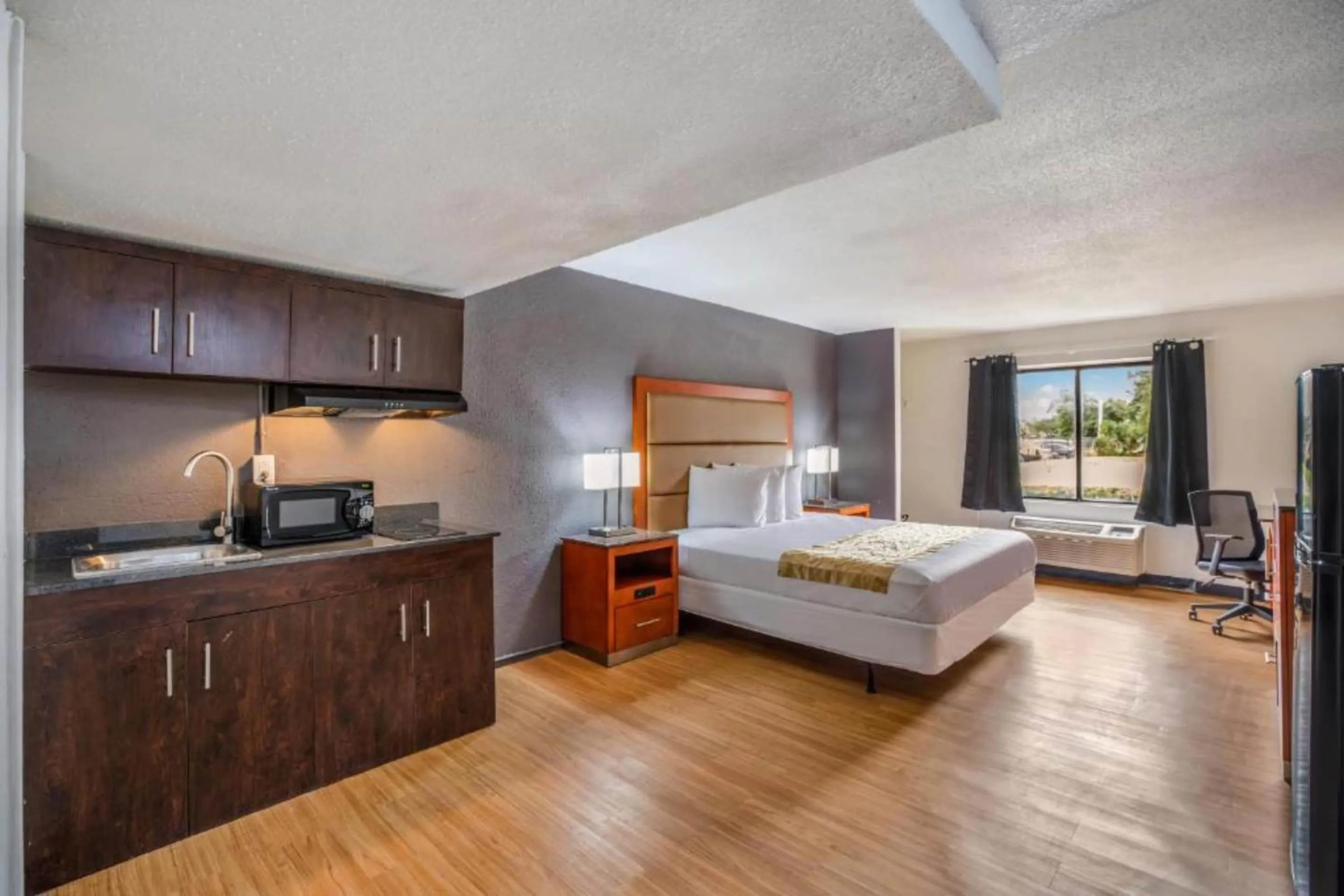 King Bed with Kitchenette Non-Smoking	 in OYO Hotel Orlando Airport