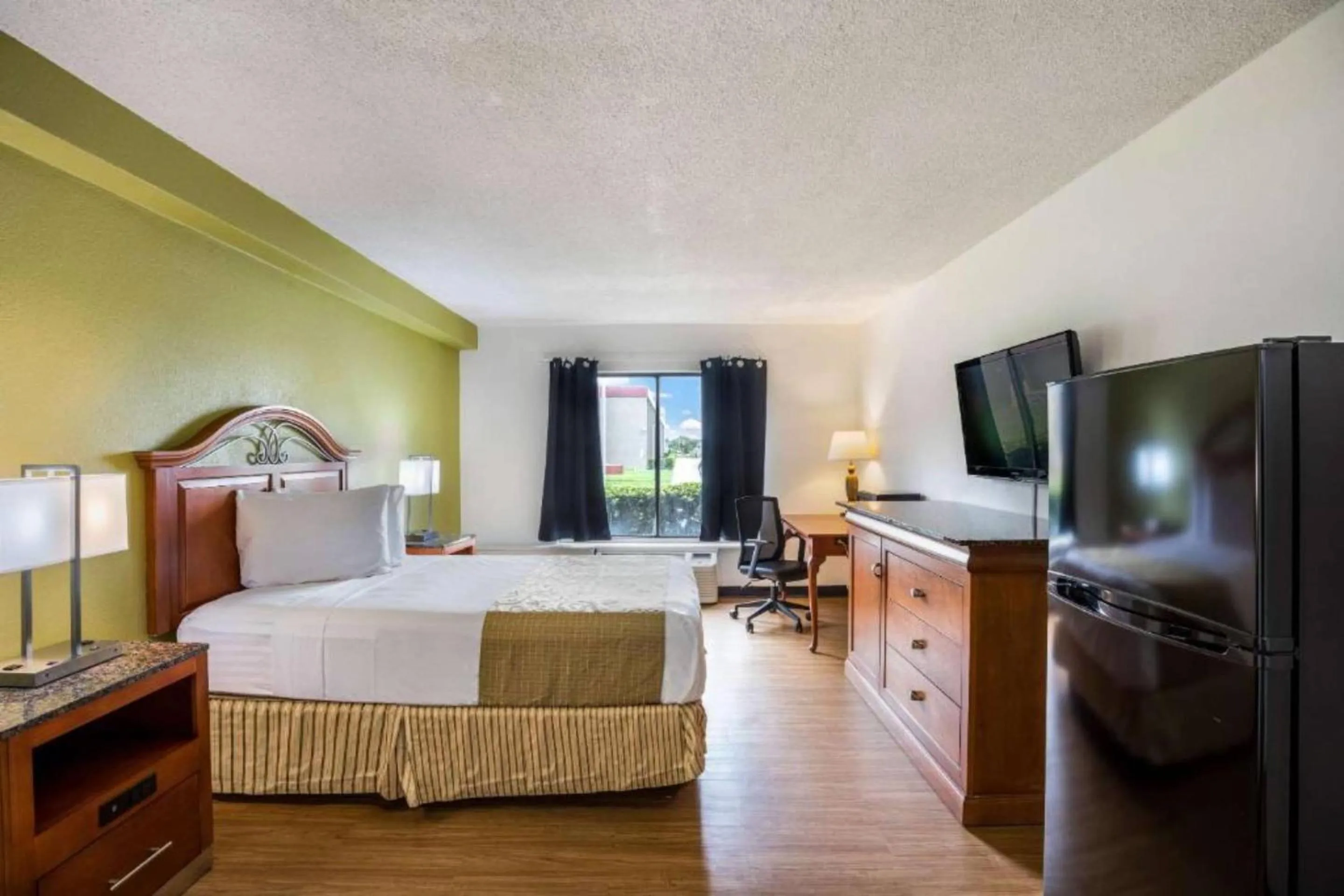 Full Bed Accessible with kitchenette Non-Smoking	 in OYO Hotel Orlando Airport