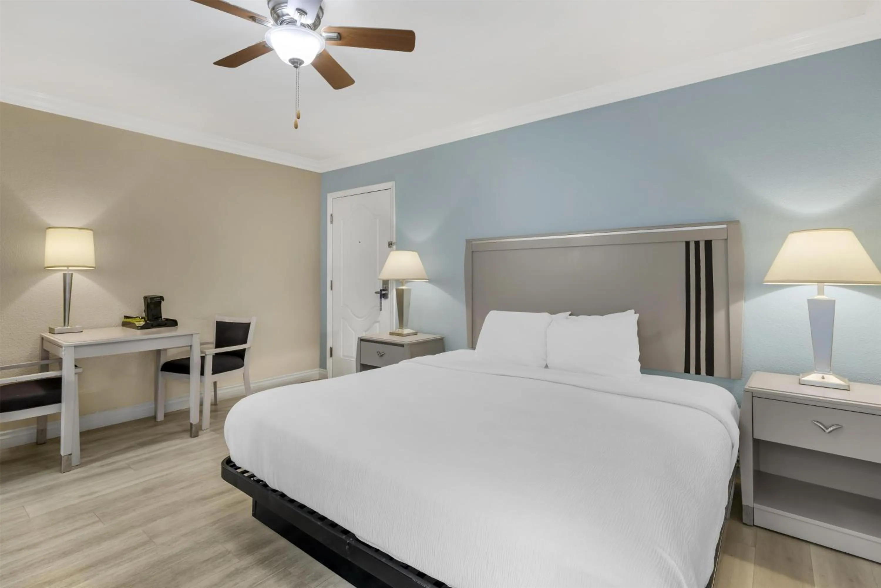 King Room with Walk-In Shower - Mobility Access in Best Western Tradewinds