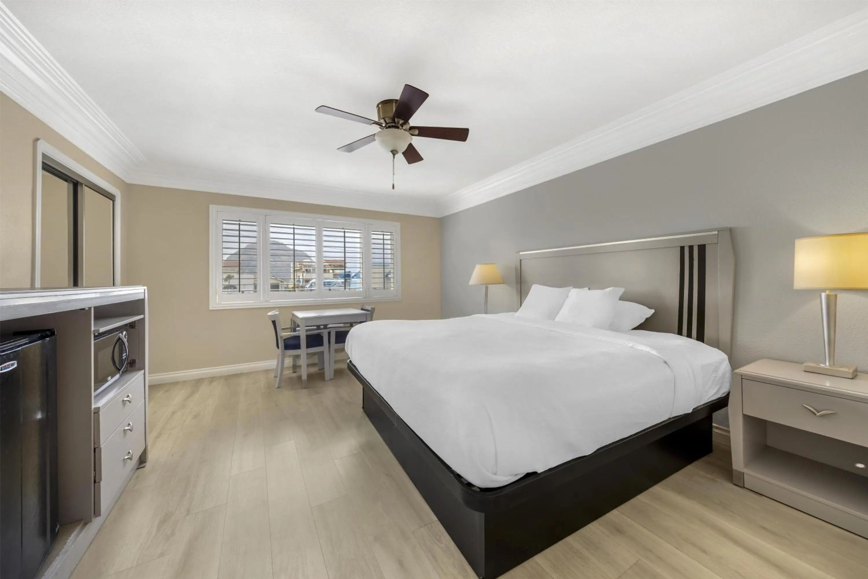 King Room with Ocean View - Non-Smoking in Best Western Tradewinds