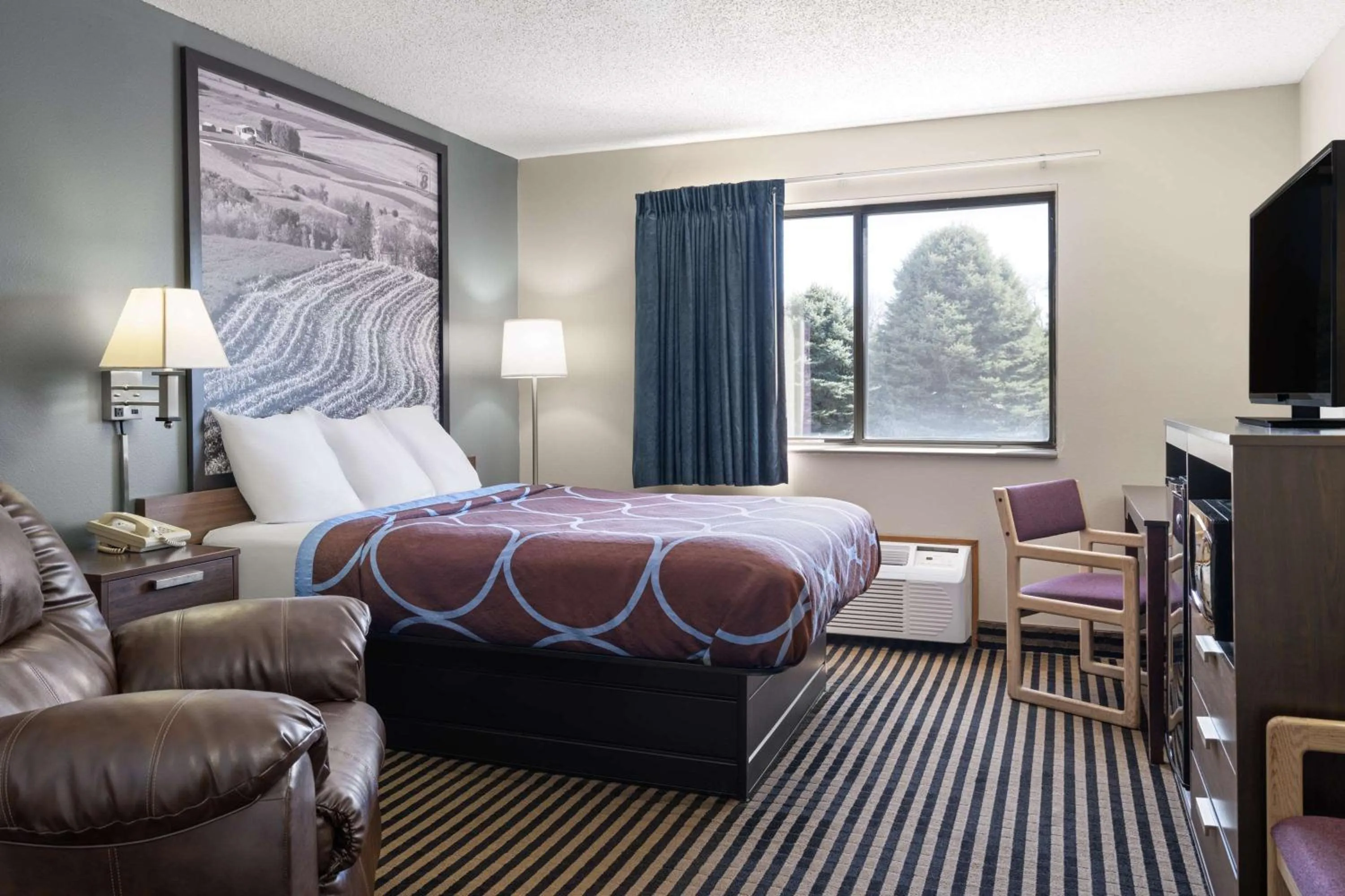 Queen Room - Mobility Access/Non-Smoking in Super 8 by Wyndham Humboldt