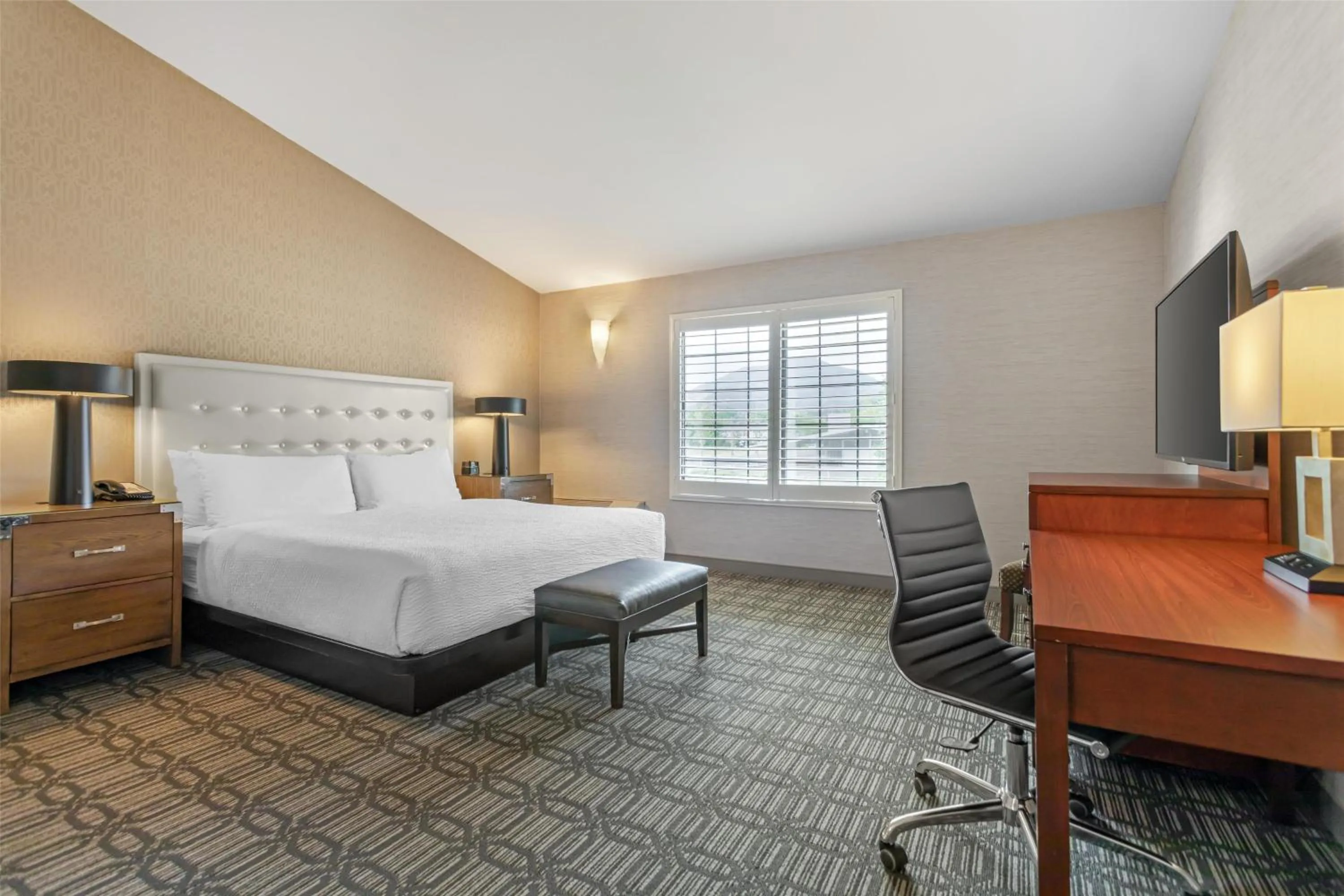 King Room with Balcony - Non-Smoking in Best Western Plus Stevenson Manor