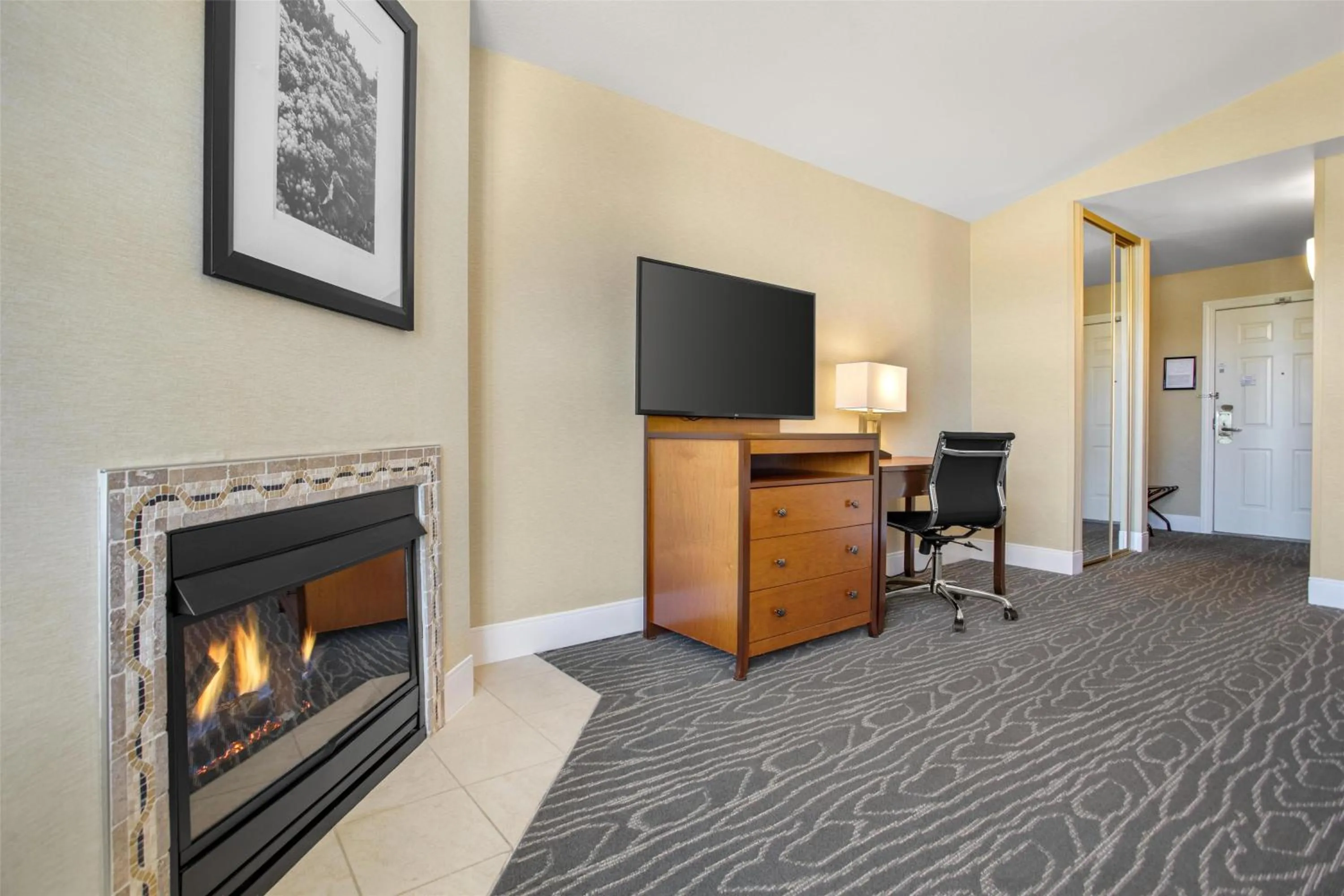 King Suite with Fireplace - Non-Smoking in Best Western Plus Stevenson Manor