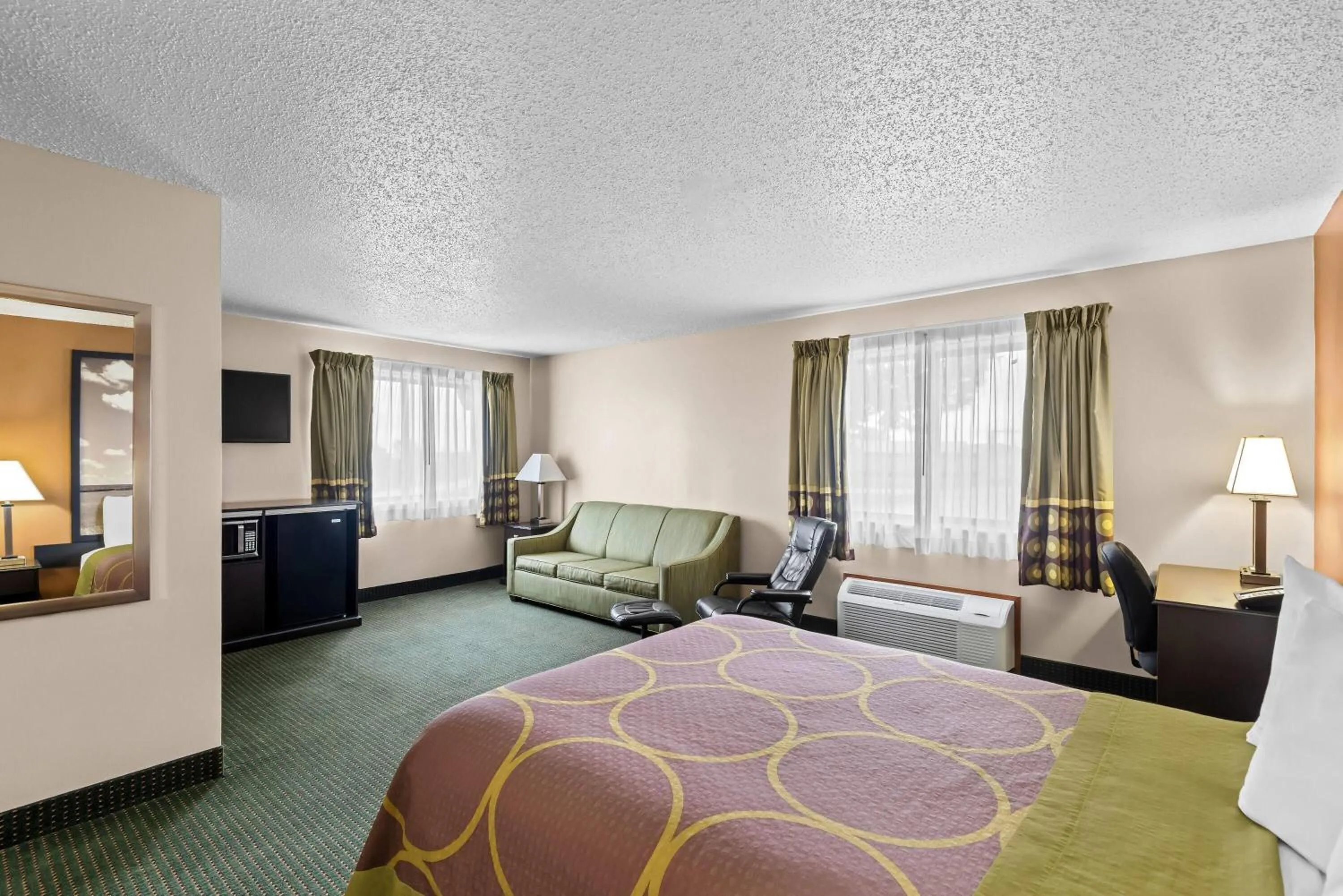 Queen Suite - Non-Smoking in Super 8 by Wyndham Jefferson