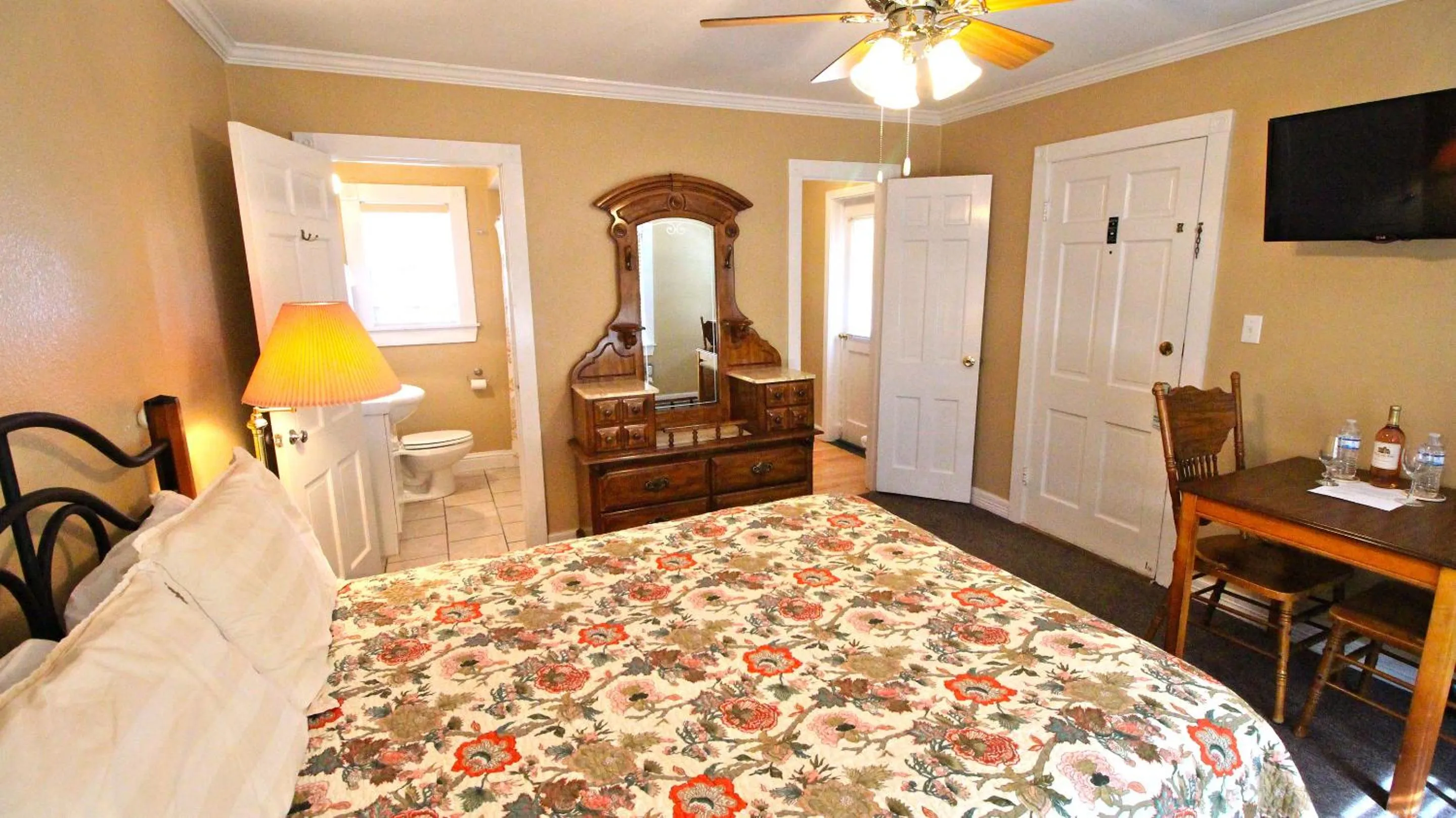 Queen Room Upper Floor in Peach Tree Inn & Suites