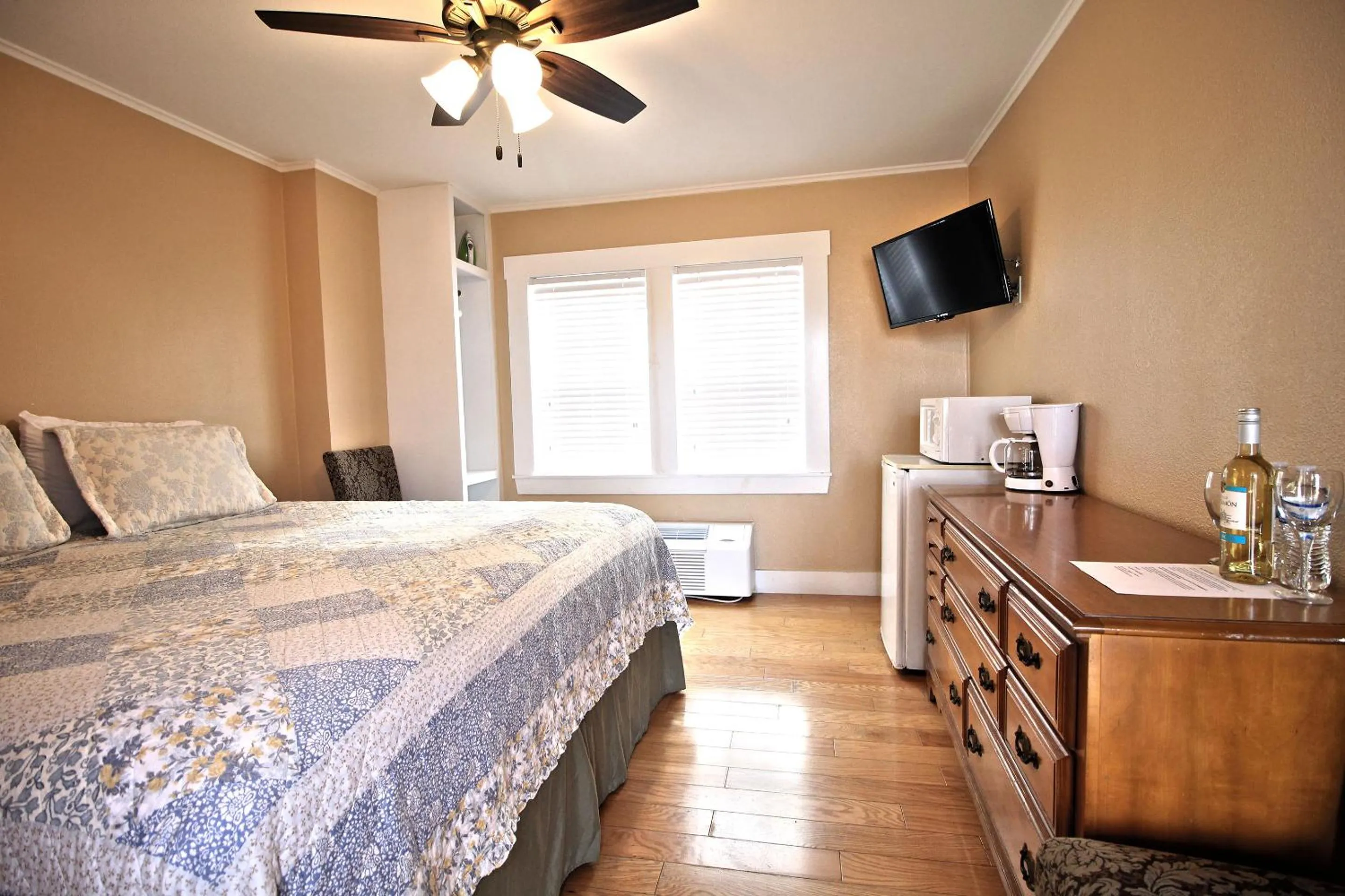 King Room in Peach Tree Inn & Suites