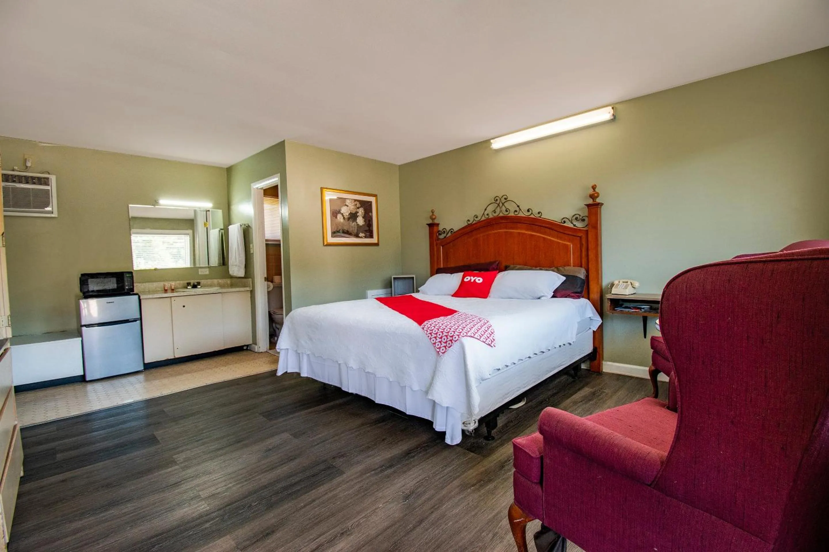 King Room in OYO Hotel Calhoun, GA I-75