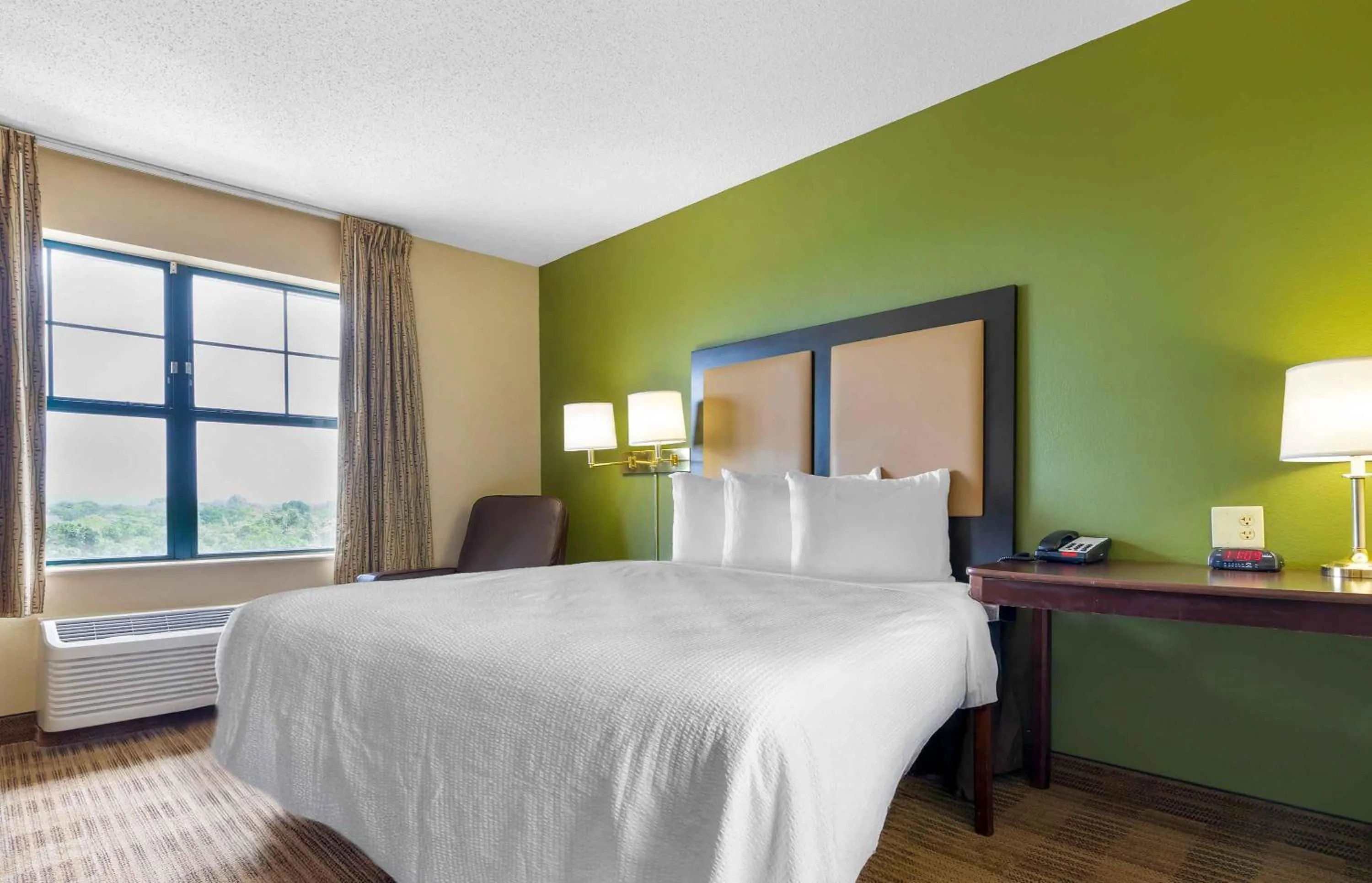 Deluxe Studio with 1 Queen Bed - Non-Smoking in Extended Stay America Suites - Atlanta - Alpharetta - Northpoint - West
