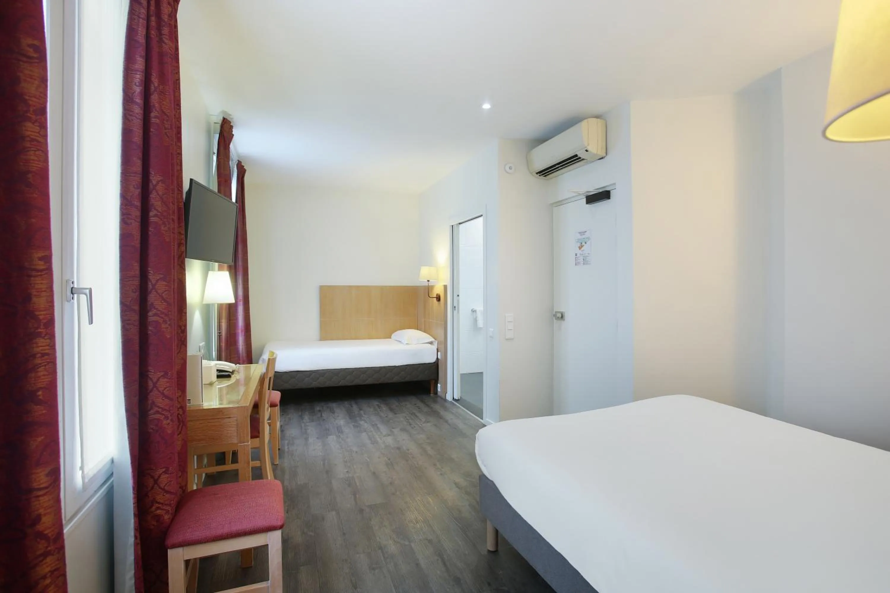 Triple Room - Disability Access in Hotel Gabriel Issy Paris