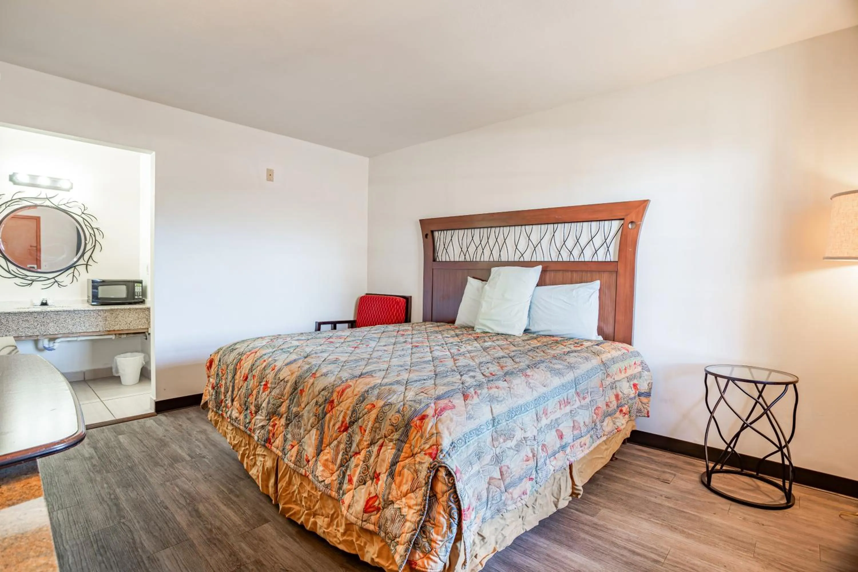 Premium King Bed in Southern Inn By OYO Walterboro I-95