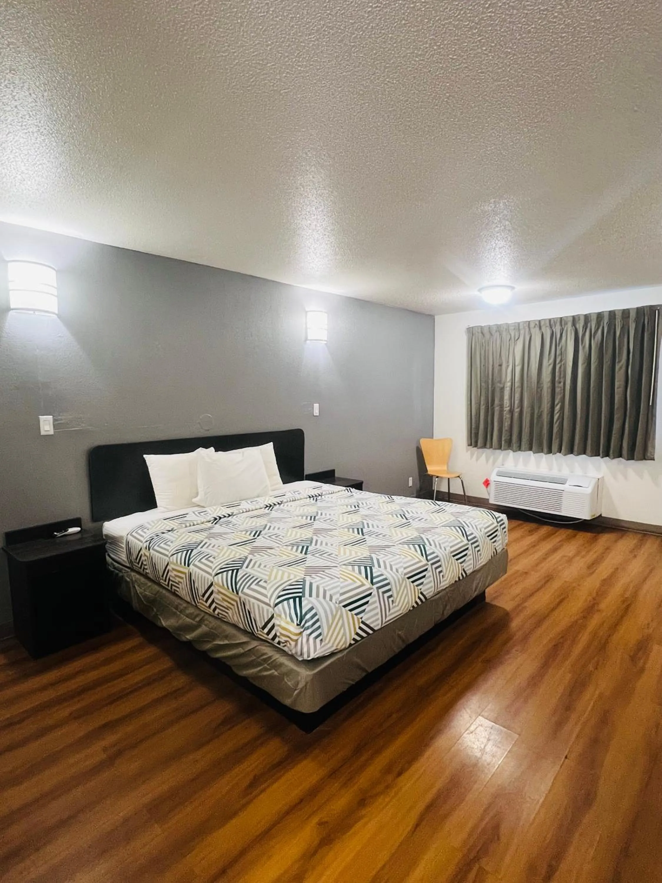 Deluxe King Room in Motel 6-Brinkley, AR