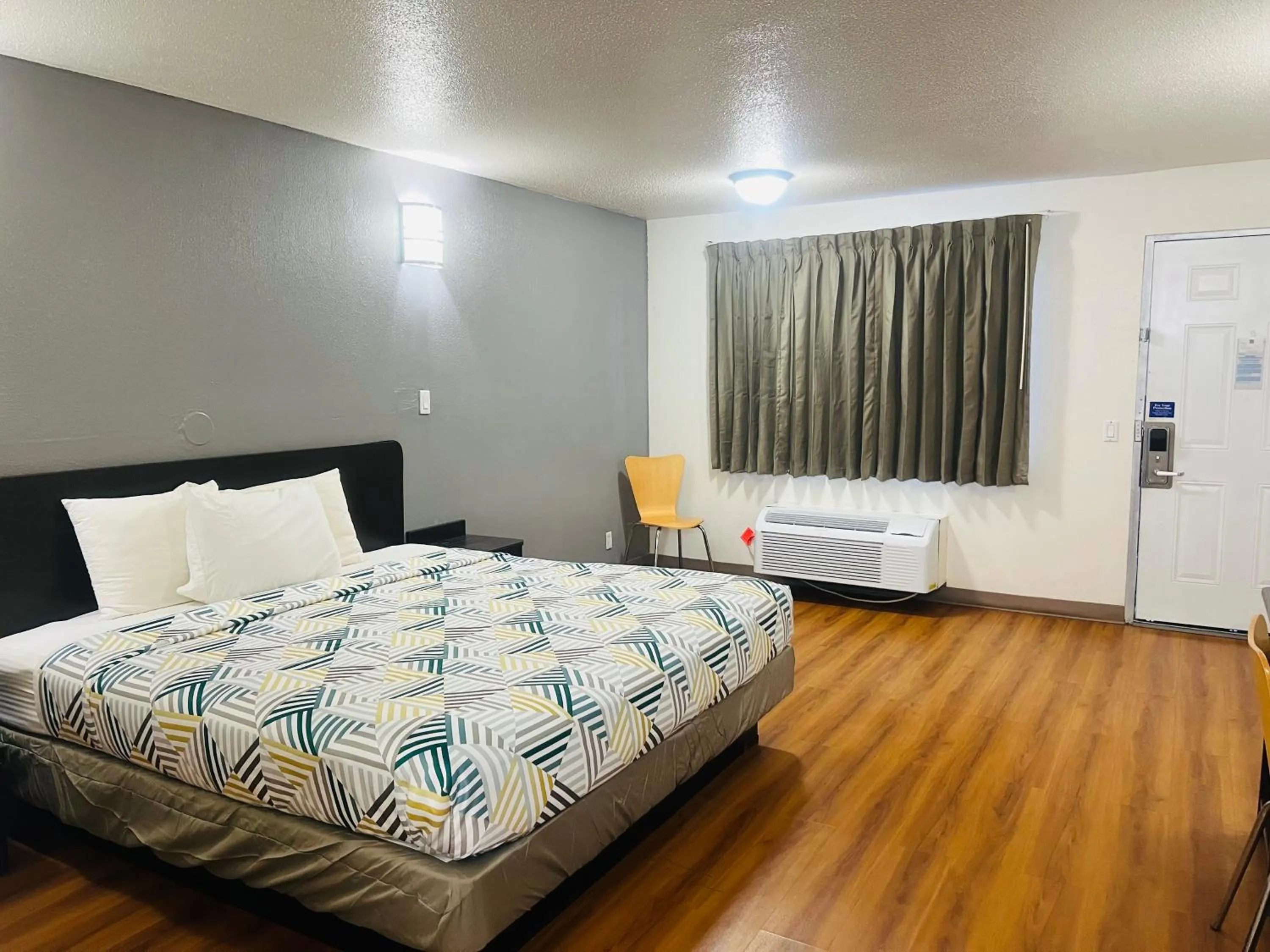 King Room with Spa Bath - Non-Smoking in Motel 6-Brinkley, AR