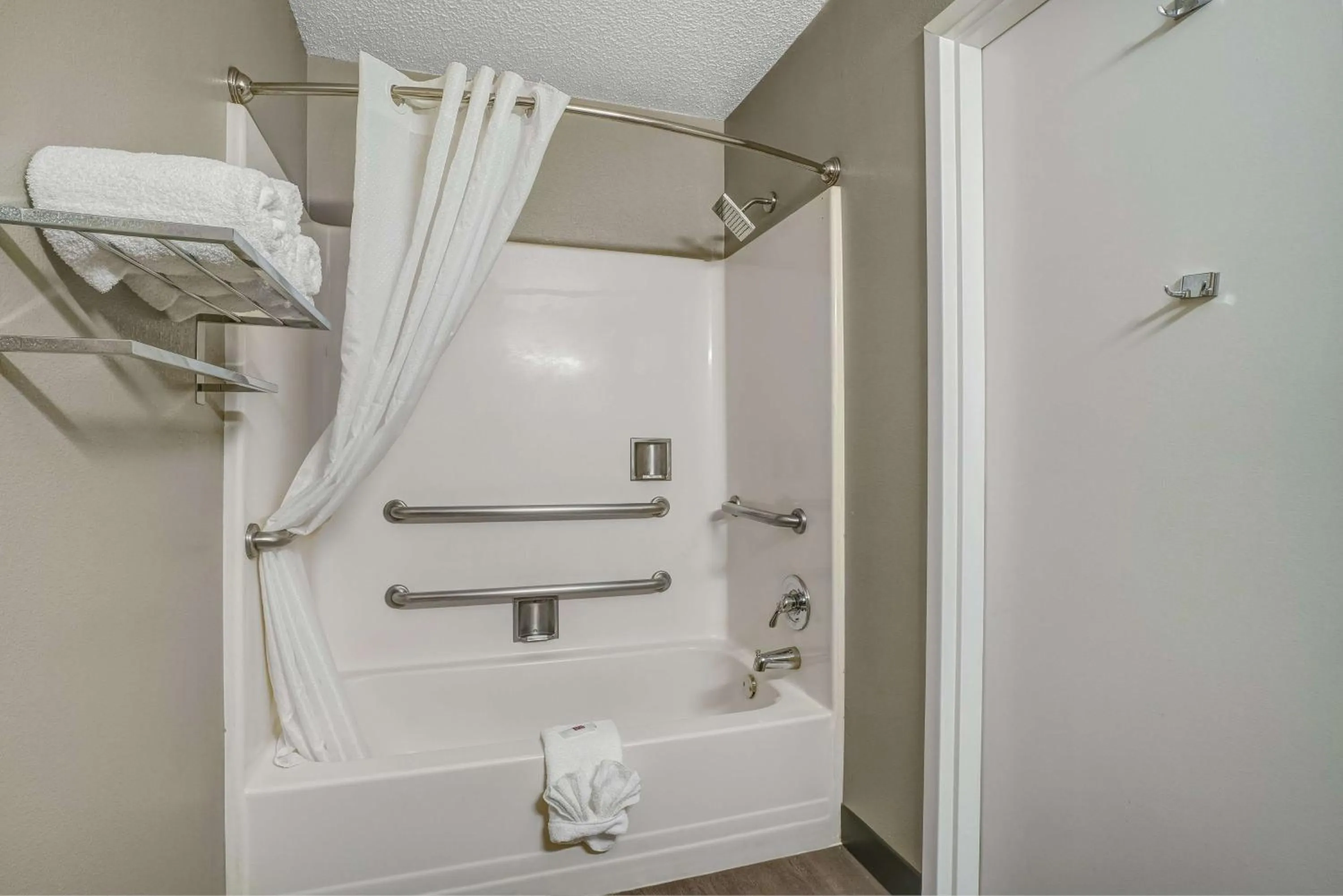 King Room with Roll-in Shower - Disability Access - Non-Smoking in Motel 6-Bryan, TX - College Station