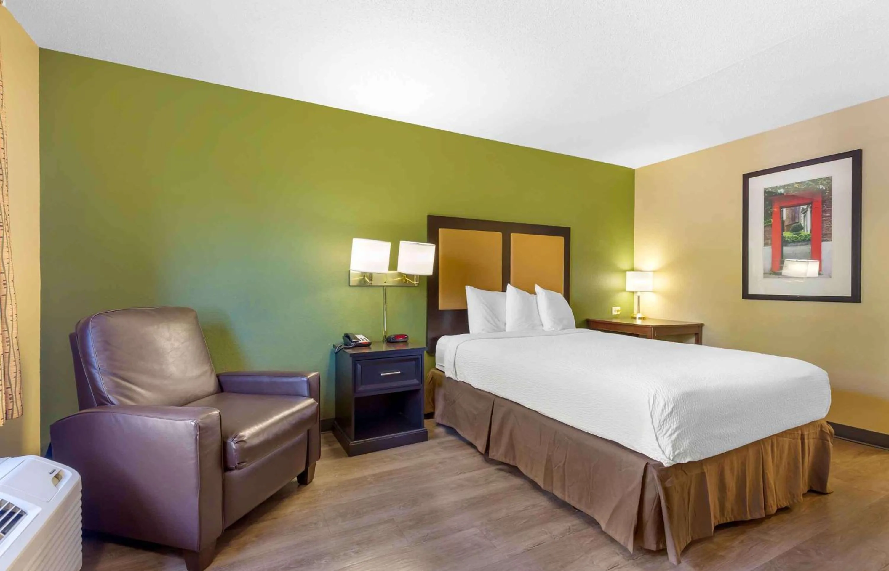 Queen studio with 1 Queen Bed - Disability Access/Non-Smoking in Extended Stay America Select Suites - Chesapeake - Churchland Blvd