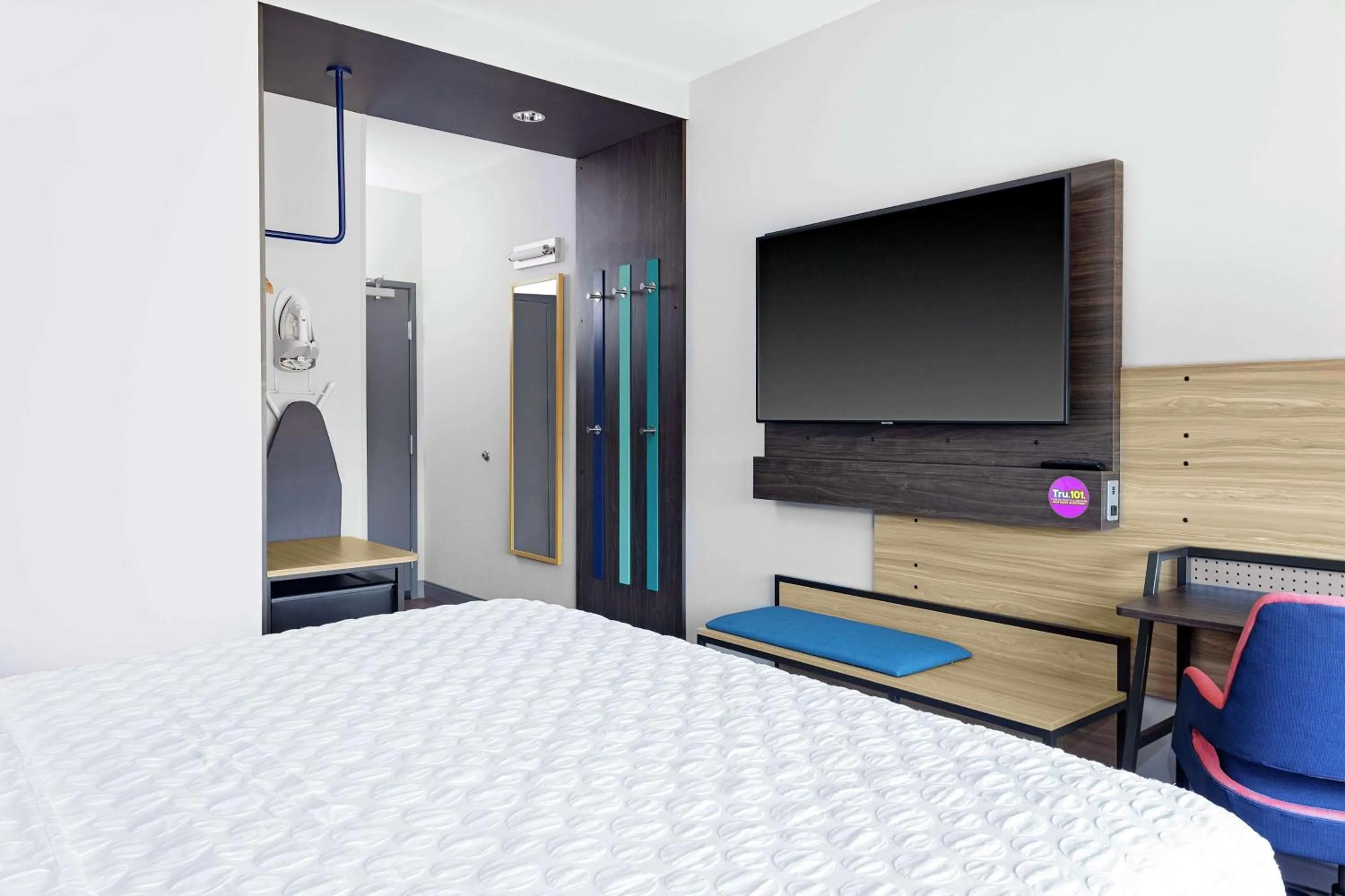 King Room with Accessible Tub - Mobility and Hearing Access in Tru By Hilton Cleveland Midtown