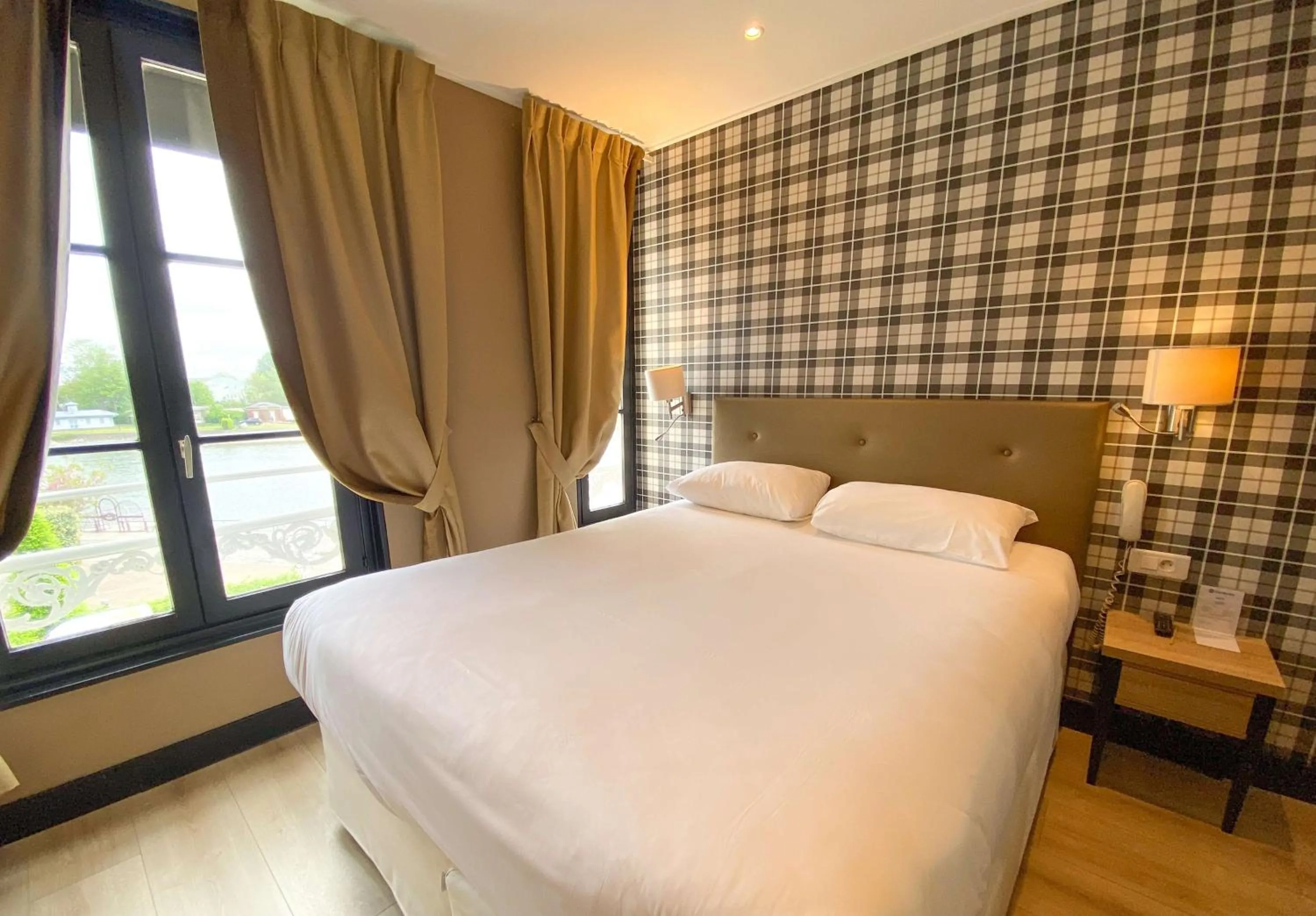 Deluxe Double Room in Best Western Le Cheval Blanc -Vue sur le port-plein centre ville