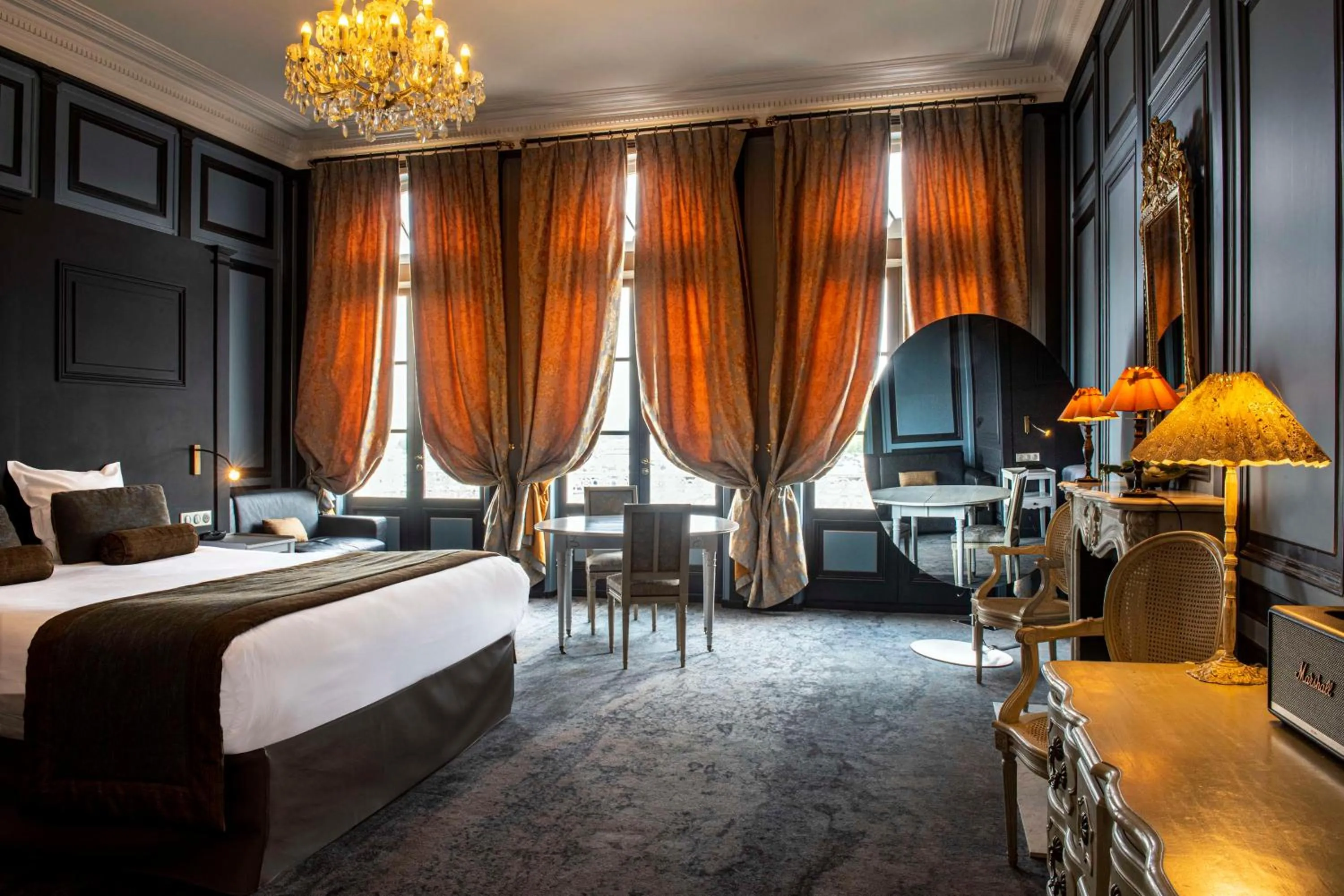 Suite Alphonse Allais avec Jacuzzi in Best Western Le Cheval Blanc -Vue sur le port-plein centre ville