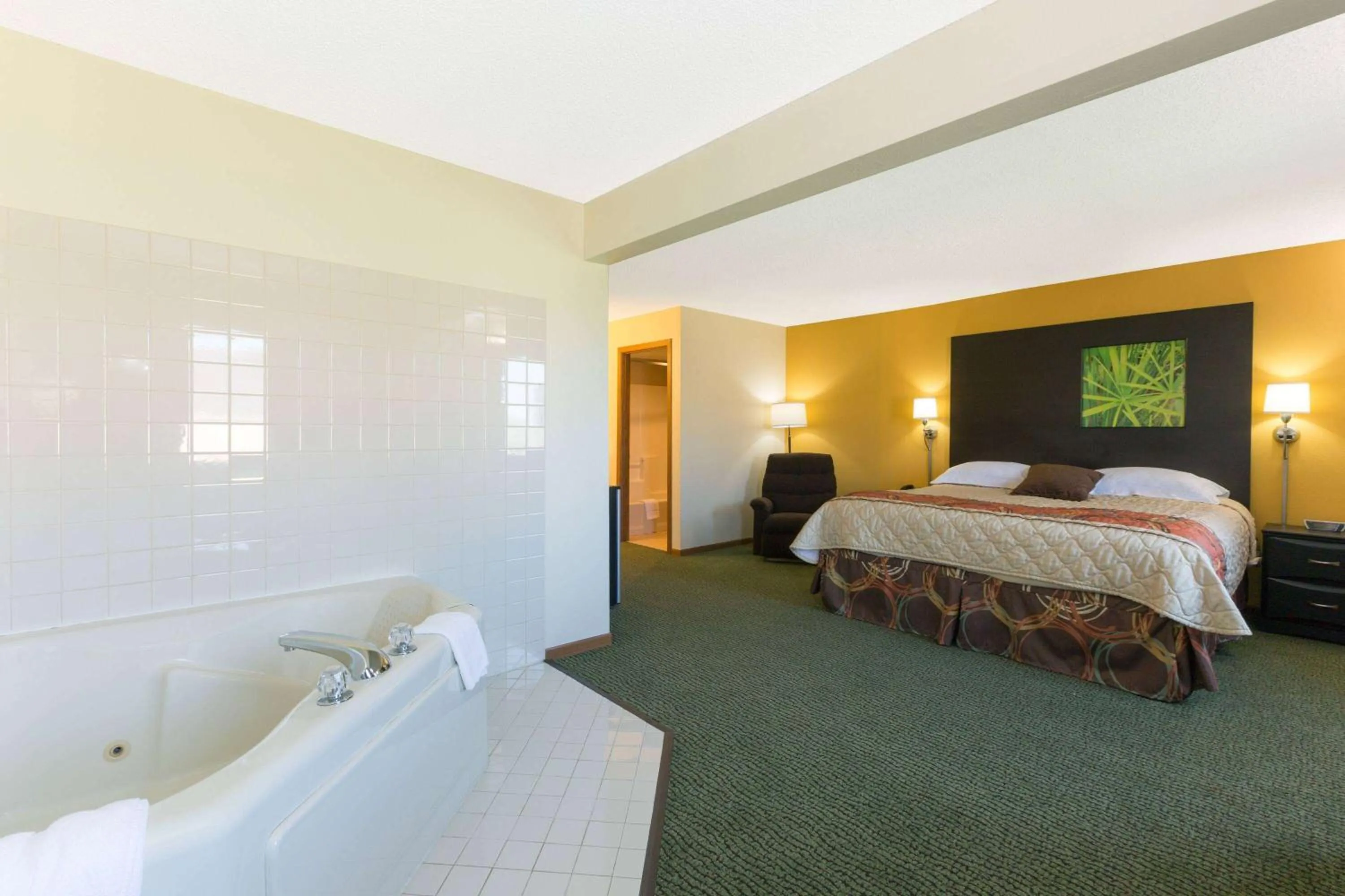 Deluxe King Studio Suite - Non-Smoking in Super 8 by Wyndham Perry IA