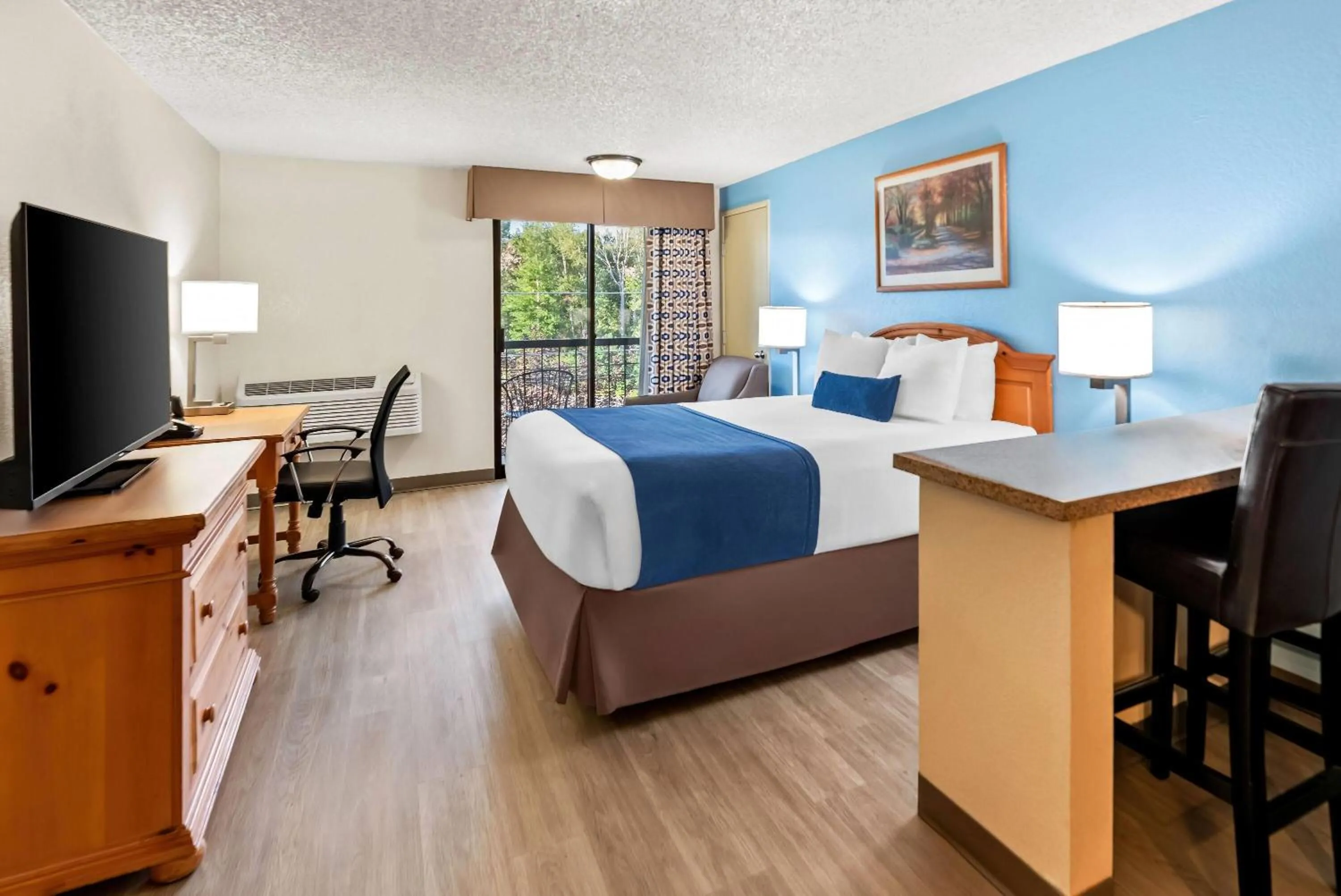 Queen Studio Suite with River View - Non-Smoking in Baymont by Wyndham Yakima Riverfront