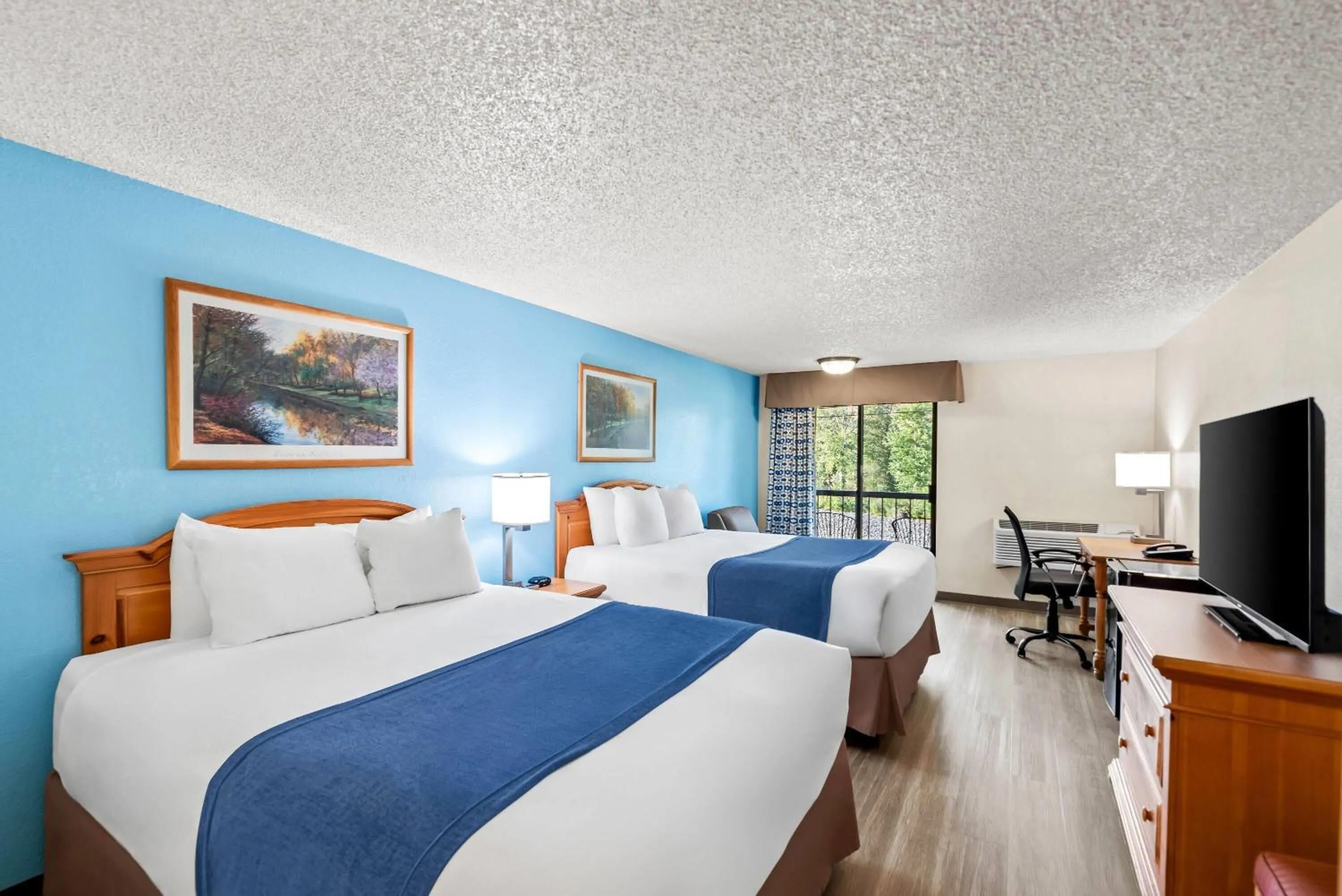 Queen Room with Two Queen Beds in Baymont by Wyndham Yakima Riverfront