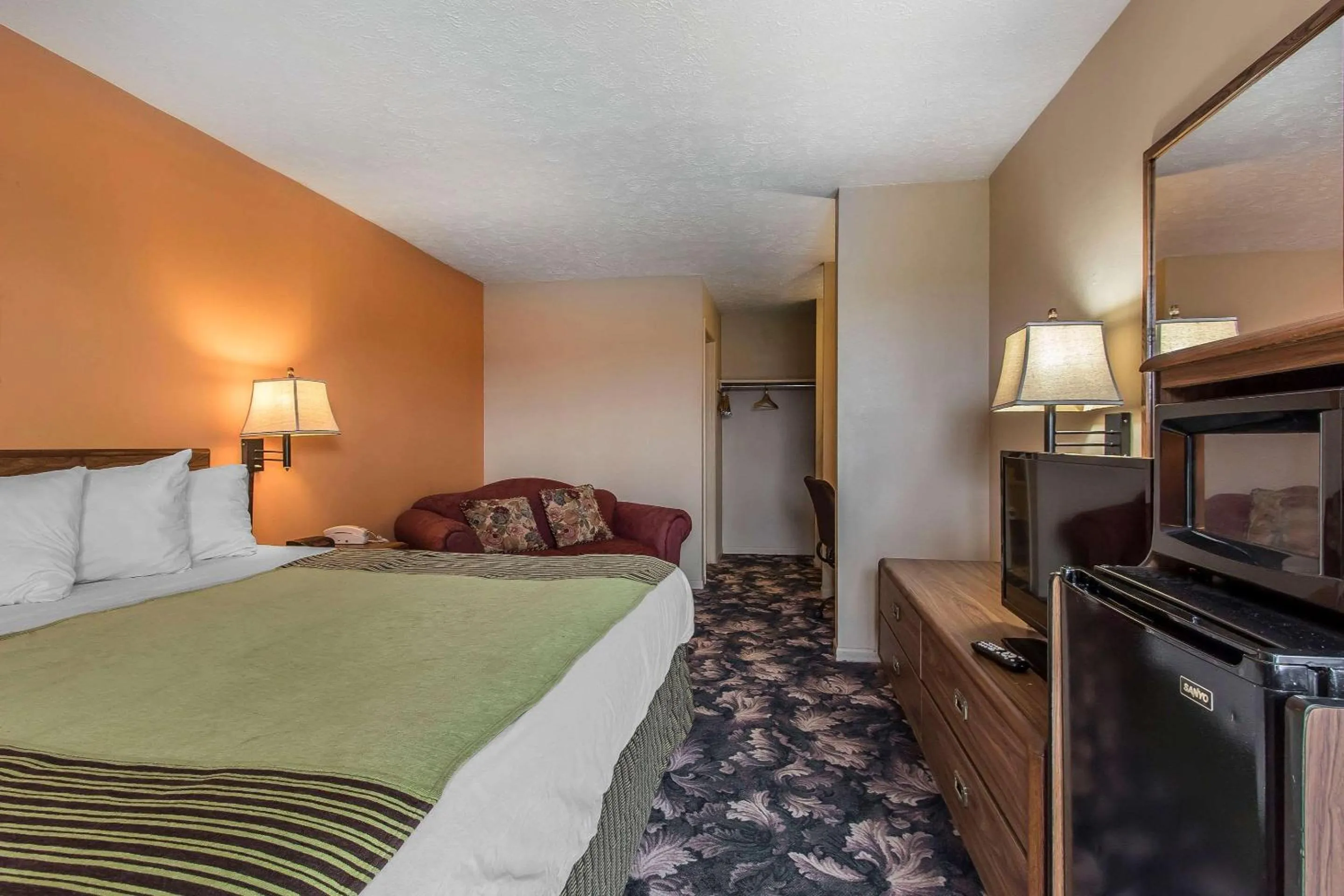 Standard King Room - Smoking in Rodeway Inn Jackson