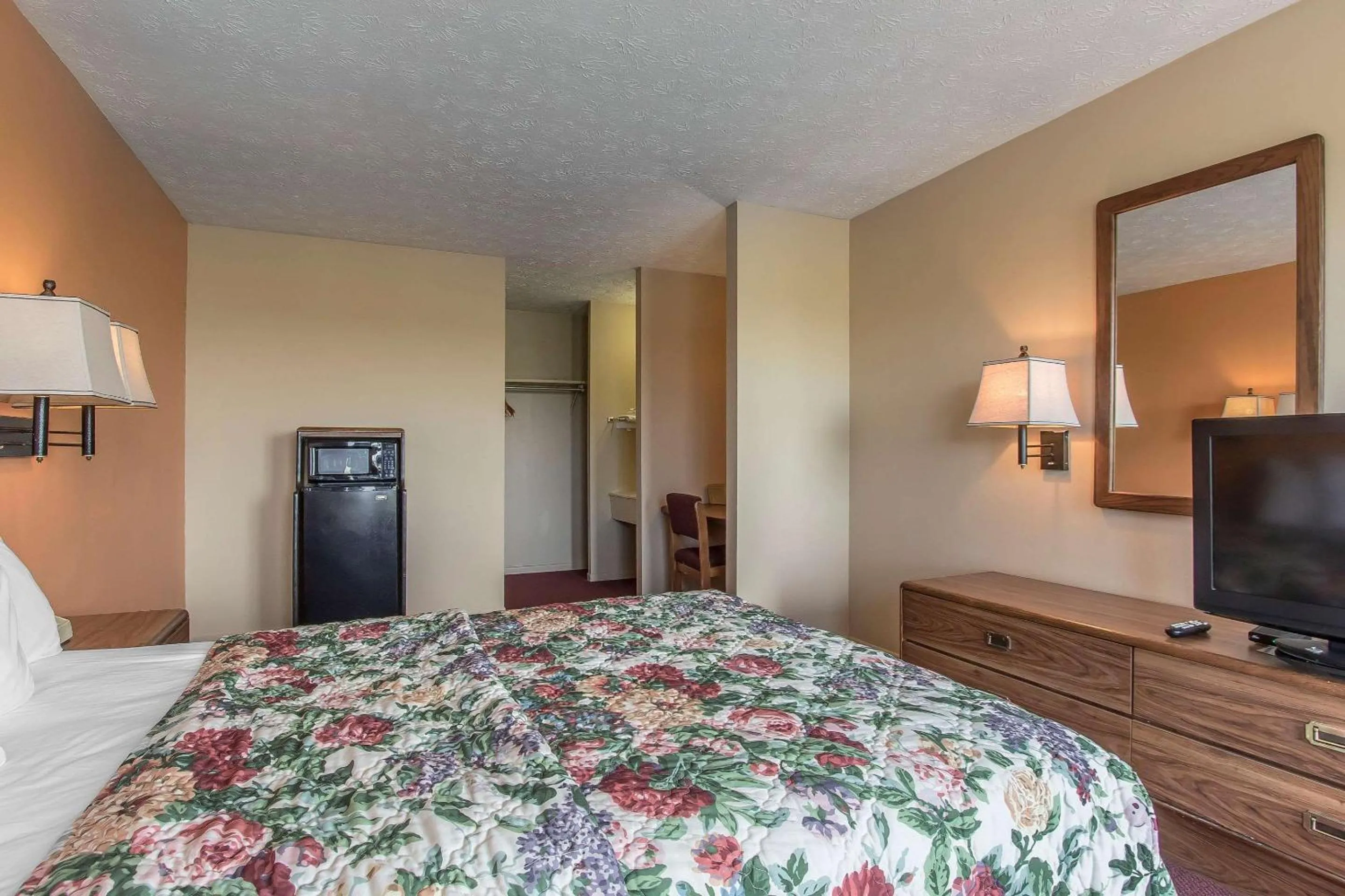 Standard Double Room - Smoking in Rodeway Inn Jackson