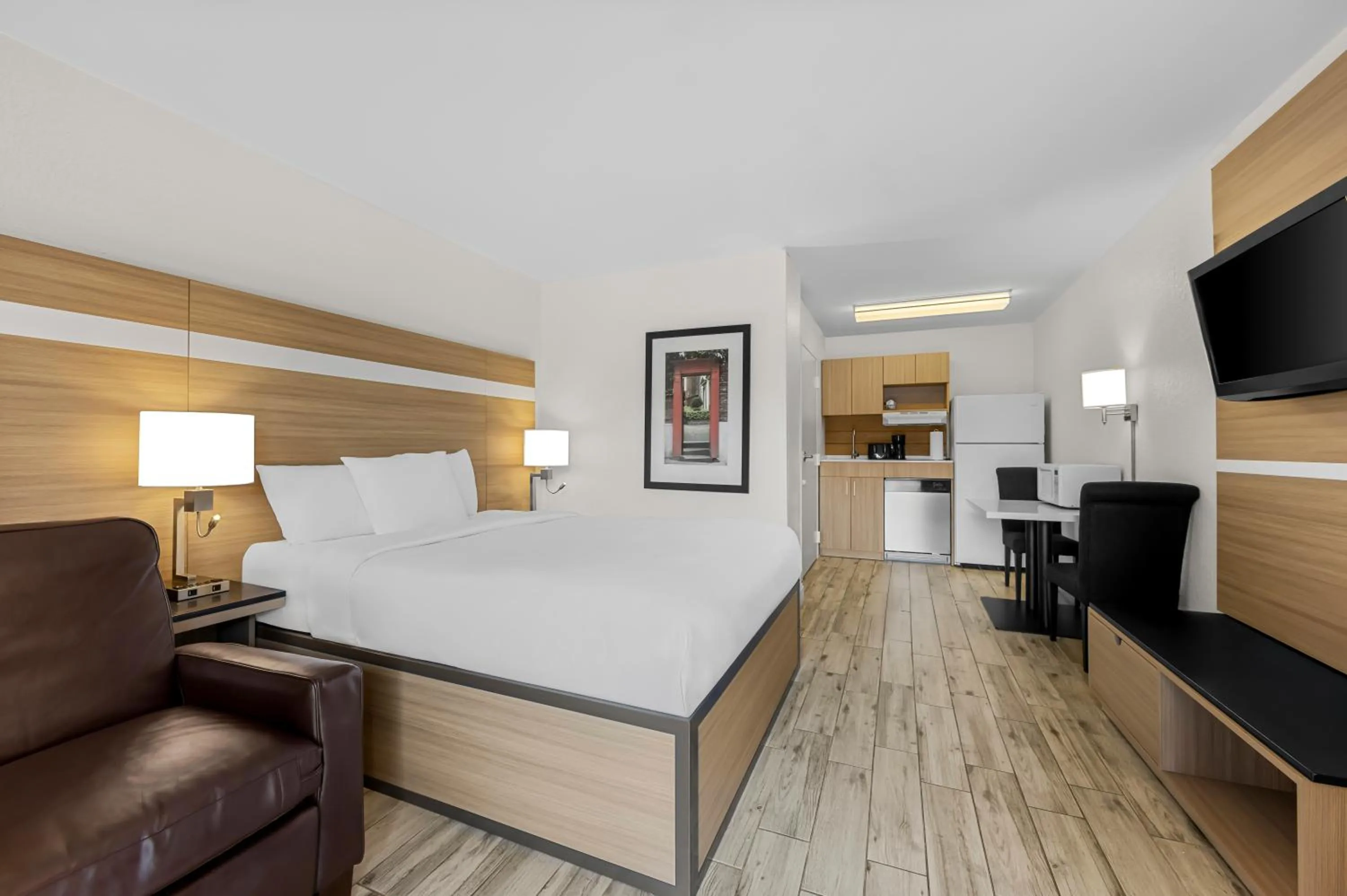 Queen Room with Tub - Disability Access/Non Smoking in MainStay Suites Knoxville - Cedar Bluff